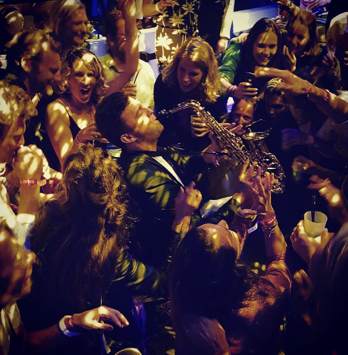 Social distancing !
#night #party #dance #sax #dj #beach #saxanddj #publicaddressforever #music #henriselemerparis #soiréedutennis #saxophone #lovemyjob #socialdistancing #adn