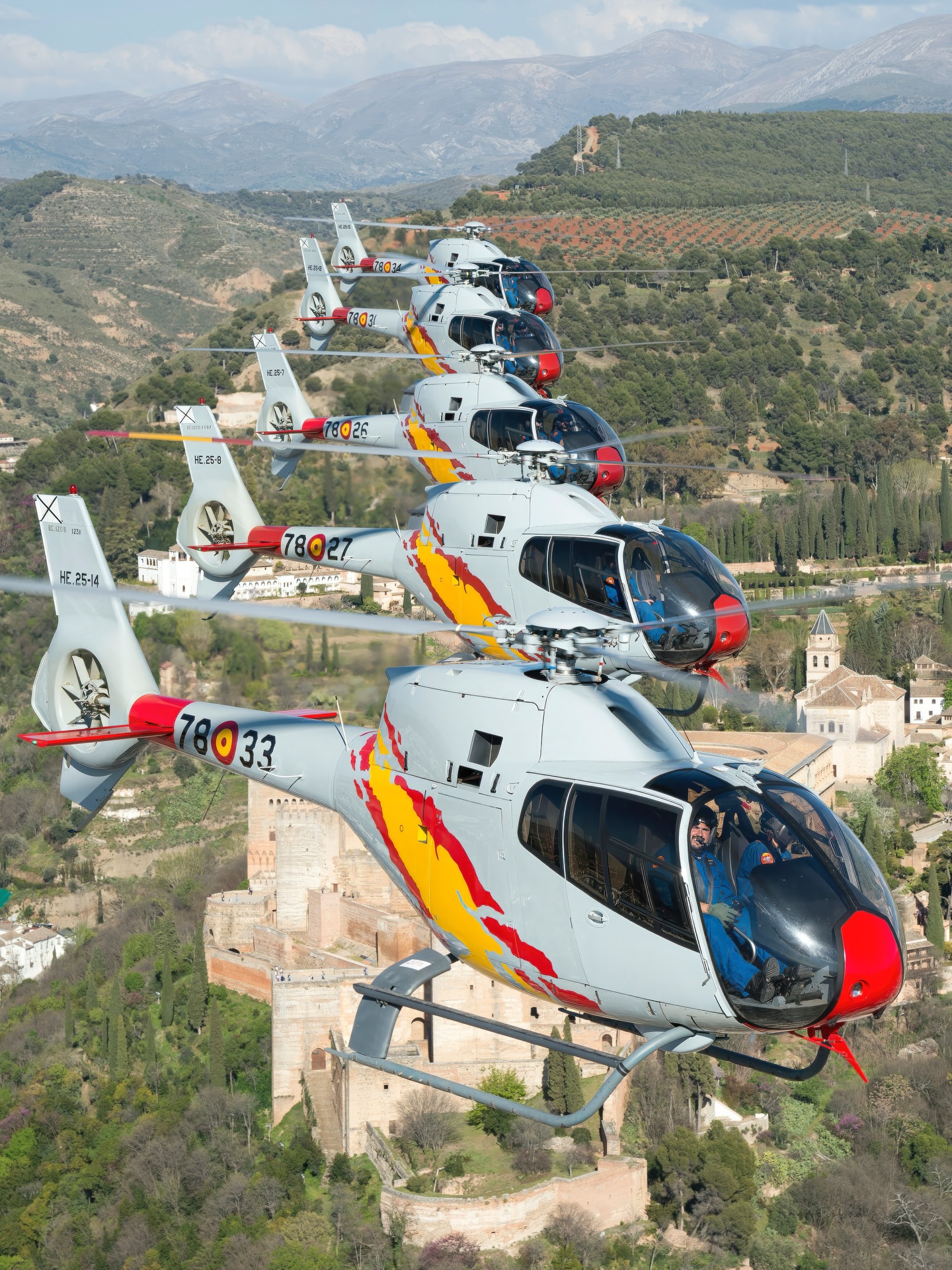 ATENÇÃO RIO DE JANEIRO: Pela primeira vez no Brasil.
Demonstração Aérea com helicópteros da @patrullaaspa do @ejercitodelaire (Espanha)
Uma das poucas esquadrilhas do mundo a voar helicópteros em demonstrações aéreas.
📍 Praia de Ipanema
🗓 28 de Janeiro (Quarta-Feira)
🕒 10:15 hs
A turnê faz parte das comemorações do centenário dos grandes voos intercontinentais da aviação espanhola (1926-1935).
Não perca essa demonstração que será única e inédita no Brasil.
#patrullaaspa #aviationphotography #riodejaneiro #brasil