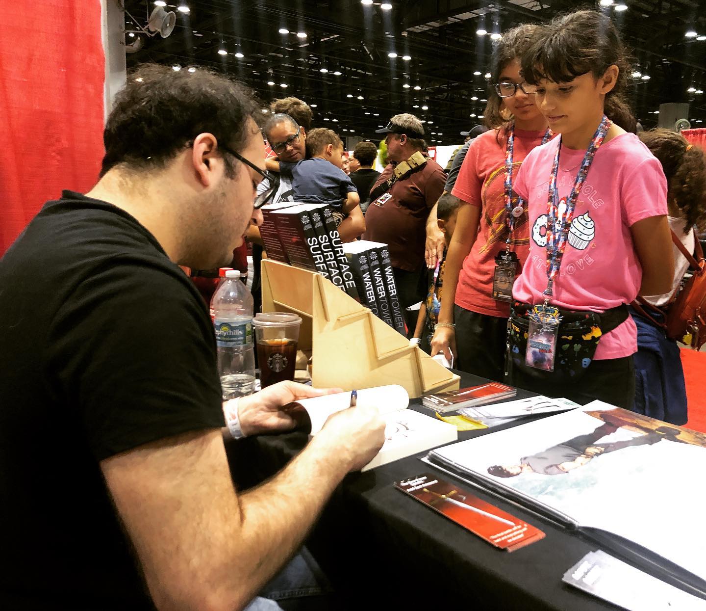 Always great to meet fans!
#books #writer #author #writerslife #storyteller @megaconorlando #megaconorlando #read