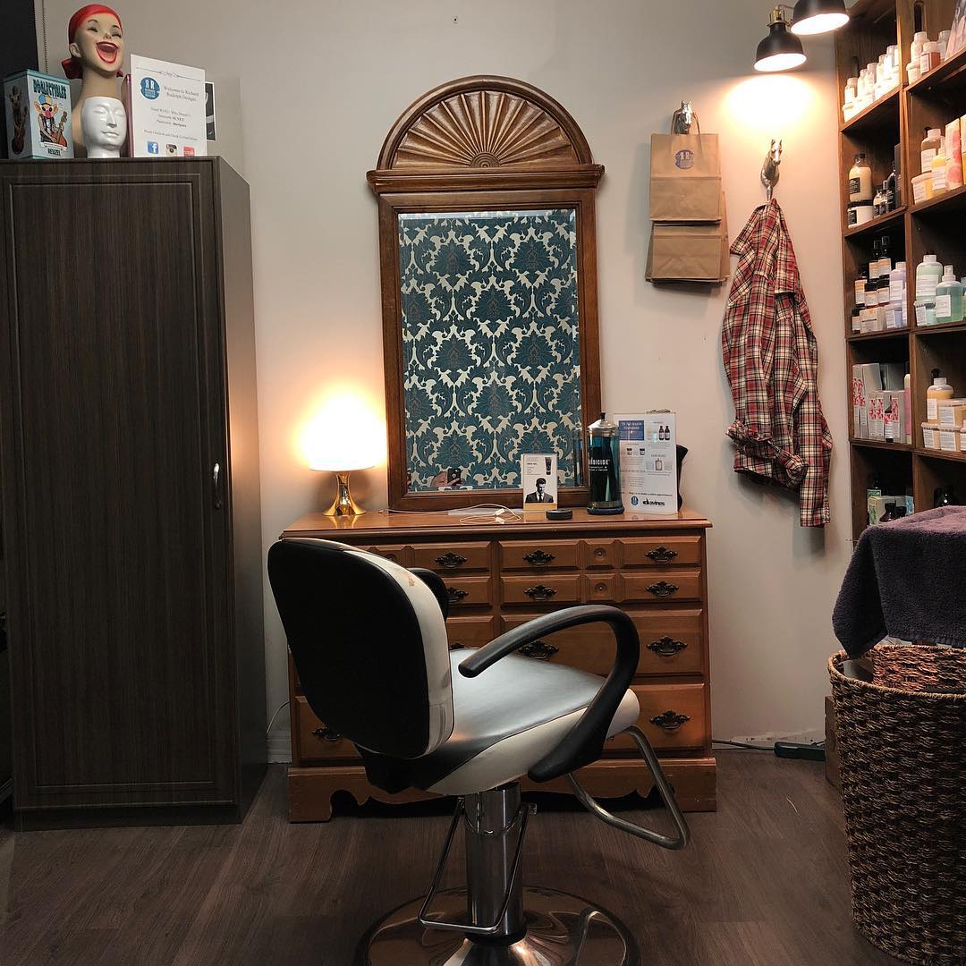 Made a few changes. Just wanted to share. See you soon! #salon #salonlofts #beauty #hair #stylist #update #wallpaper #lighting #cityway #davines #reuzel #richardrudolphdesigns #suite6