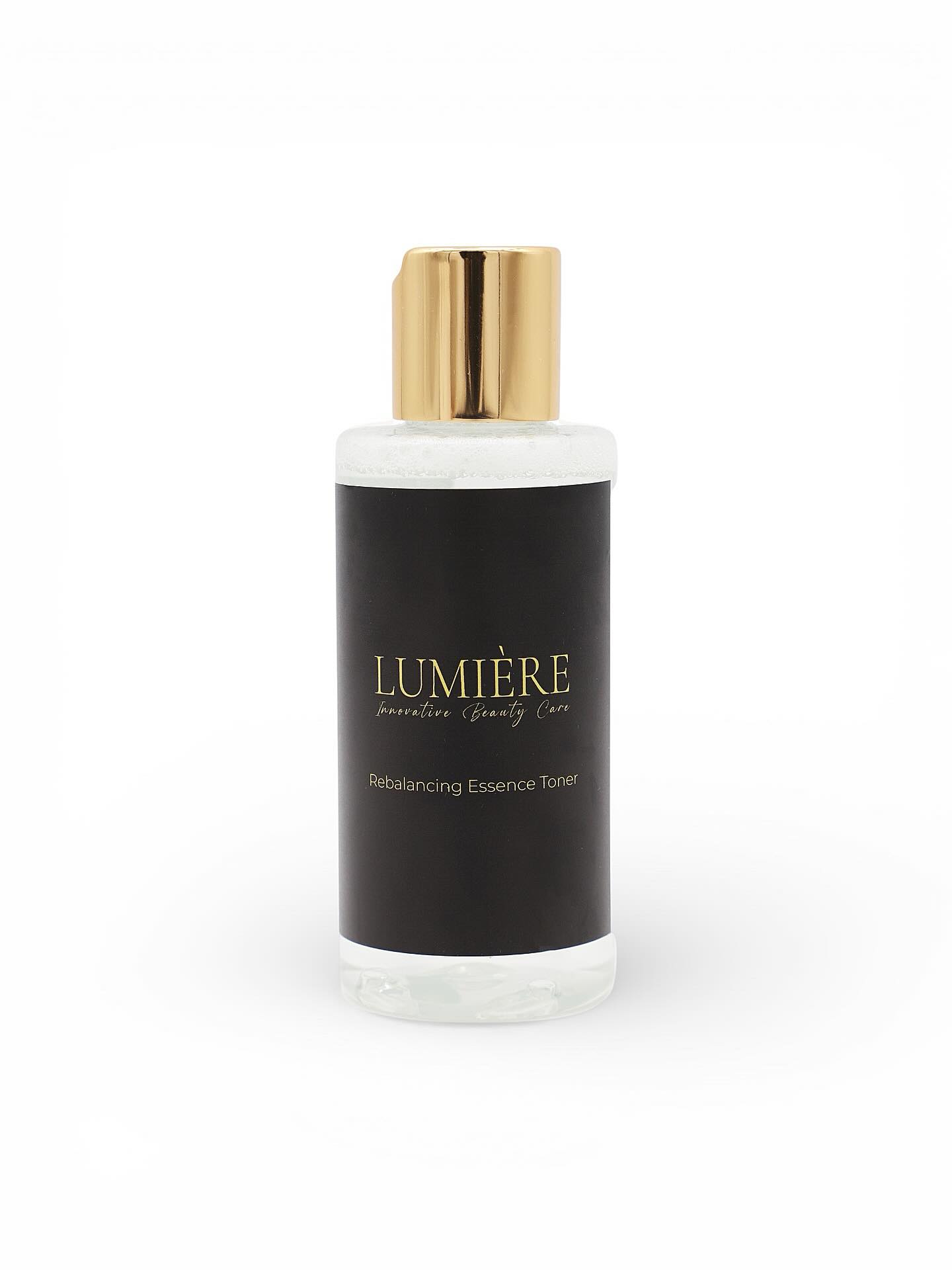 ✨ Il primo gesto che riequilibra la tua pelle ✨
Rebalancing Essence Toner è un tonico delicato, ma potente.
Formulato con acque floreali lenitive e riequilibranti per rispettare anche le pelli più sensibili.
🌿 Cosa fa sulla pelle?
• Riequilibra il pH
• Lenisce e calma i rossori
• Idrata e prepara la pelle ai trattamenti successivi
💧 Attivi chiave:
▫️ Hamamelis – astringente e purificante
▫️ Camomilla – calmante e addolcente
▫️ Elicriso – riequilibrante e lenitivo
▫️ Aloe Vera – idratazione profonda
🌸 Profumazione delicata e piacevole sulla pelle.
#skincareroutine #tonicoviso #pellenaturale #pellesensibile #beautyritual #glowingskin #cleanbeauty