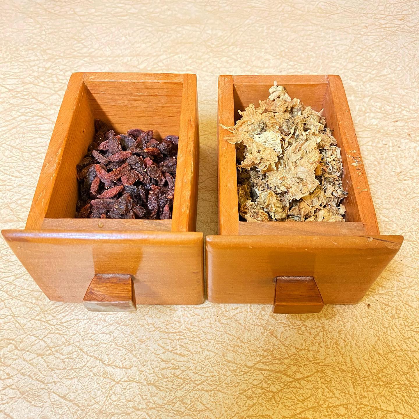 Healing pair for the eyes: Gou Qi Zi (Goji Berry) and Ju Hua (Chrysanthemum Flower). Clears heat, wind, and nourishes the Yin. Translates to eyes feeling clearer, less hot, and moistened.
#duima #chinesemedicine #chineseherbs #herbalmedicine