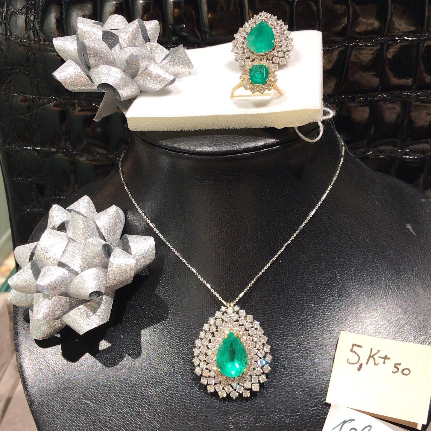 Anticoponteantiquariato. Pendente e anelli di smeraldi colombiani. Visita il mio sitoanticoponteantiquariato.com.Link in bio#colombianemerald #colombianemeralds #loveemeralds #necklacewithemeraldpendant #emeraldsring #antique #venice#rialtobridge #