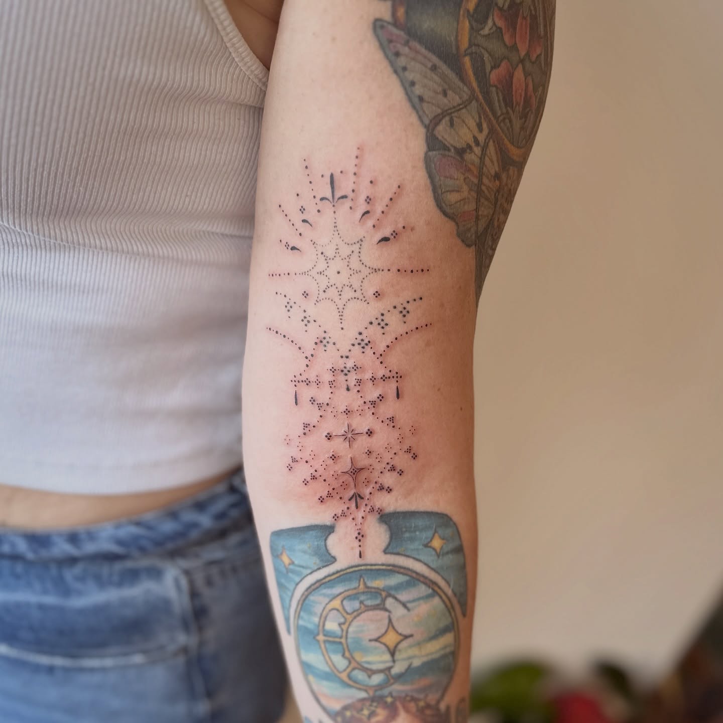 Little ornamental design built around a couple of small flash pieces ~ would love to do some more custom ornamental pieces in February! Dm or fill out the form in my bio to grab a Feb date β₯οΈππΉ
#ornamentaltattoos #austintattooartist #atxtattoo #ornamentaltattoo