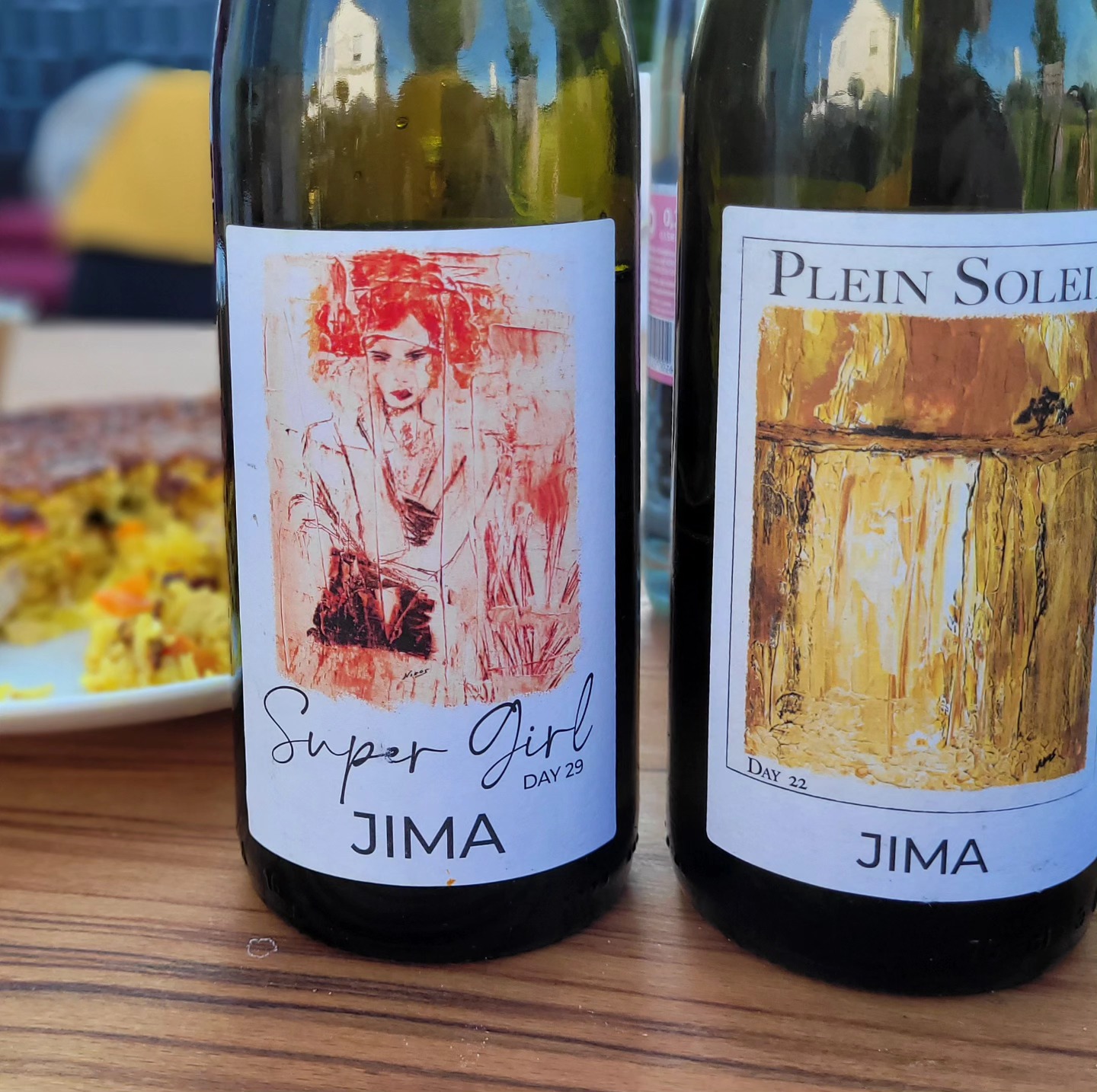 Miss De Bina 2021 taught me that Debina can dance like silk: whisper-fine, quietly elegant.
But @jima.winery didn’t stand still. In 2022 the estate retired Miss De Bina and rolled out Super Girl—same grape, but a rush of freshness.
Fast-forward to the wines in my glass today:
🦸♀️ Super Girl “Day 29” 2024
Late-August hand-picking, spontaneous ferment split between stainless and amphora; five months on the fine lees (12.6 % vol • RS 1.1 g/L • TA 6.1 g/L).
Nose Exotic blossom, grapefruit zest, green apple.
Palate Laser-bright acidity, salty minerality, a thread of fresh herbs; the finish is crystalline and refreshing.
91 pts – best 2024-26.
🌞 Plein Soleil “Day 22” 2023
Debina’s other pole. 50 % skin-fermented in amphora; eight-month élevage: 30 % neutral barrique, 20 % stainless; all lots kept on lees with gentle bâtonnage (12.0 % vol • RS 1.8 g/L • TA 7.2 g/L).
Nose Maritime breeze, crystalline quince, citrus, green apple.
Palate Brisk acidity, saline depth, high extract; vanilla is still a touch forward, yet the wine is thrillingly textured.
92 + pts today – 93/94 likely as the parts knit (drink now-2033).
Two extremes—⚡ freshness vs. 🏺 skin-contact power—both excellent expressions of this underrated variety ... and yet I must admit that I miss the effortless poise of Miss De Bina 2021. Elegance, it seems to me, remains the benchmark...
In Germany, you can get both wines from @wineandnature .
