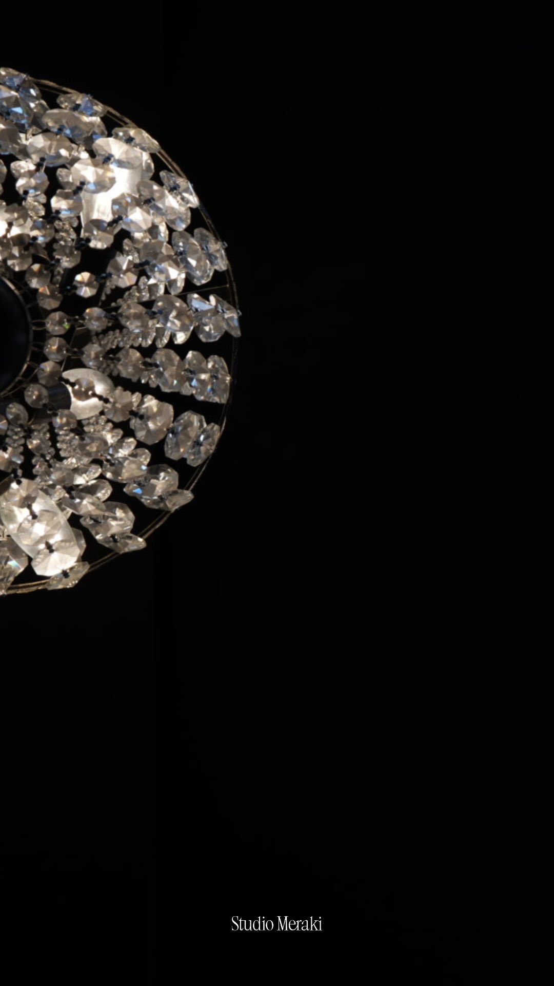 Thereâs a difference between hair thatâs done
and hair that actually feels good.
If your hair looks fine but feels dry, heavy, or over-processed, itâs usually not because you need more blonde or more hair. Itâs because too much was done without enough intention.
When the details are handled correctly, hair feels lighter, healthier, and easier to live with. It moves better. It wears better. And it doesnât feel over-processed weeks later.
Thatâs what intention looks like.
Thatâs the Meraki standard âĄ