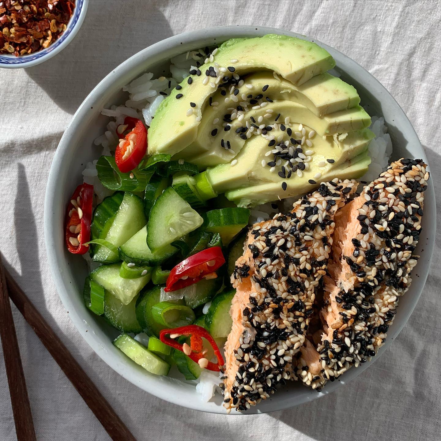 My current obsession… so bloody easy and full of brain happy omegas 🧠
Coat some @tassalsalmon in egg whites and then in sesame seeds. Bake for 20min. Serve with coconut rice and a spicy cucumber salad.
Thank me later.
#tassalsalmon #salmon #healthyfood #mealideas #nutrition #easymeals #Tryfor5