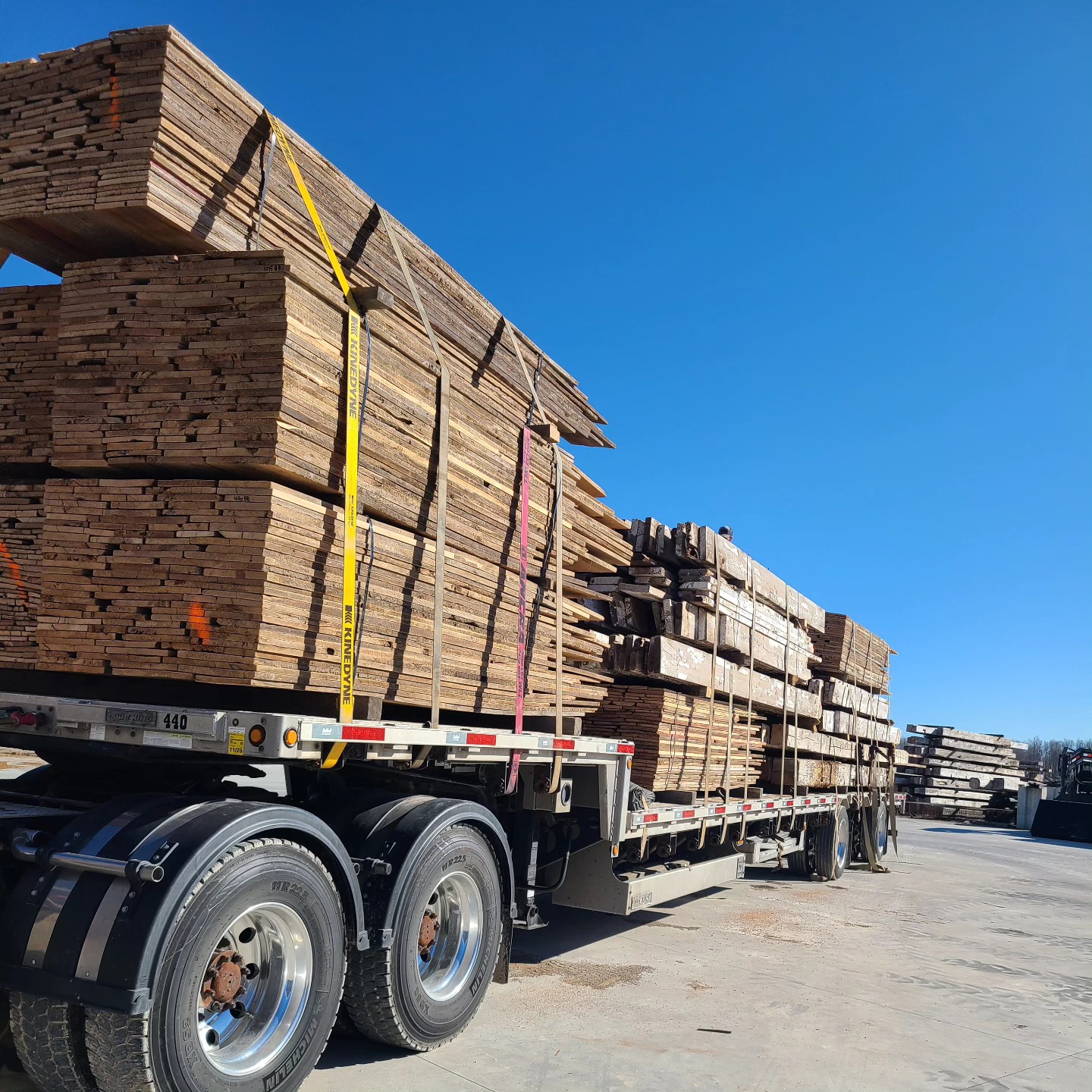 Mixed load of brown board, joists, and hand hewn timbers heading out!
#Timbercraftco #barnboard #rustic #handhewn #barnbeams #hemlock #reclaimedelm #reclaimedwood #brownboard #greyboard