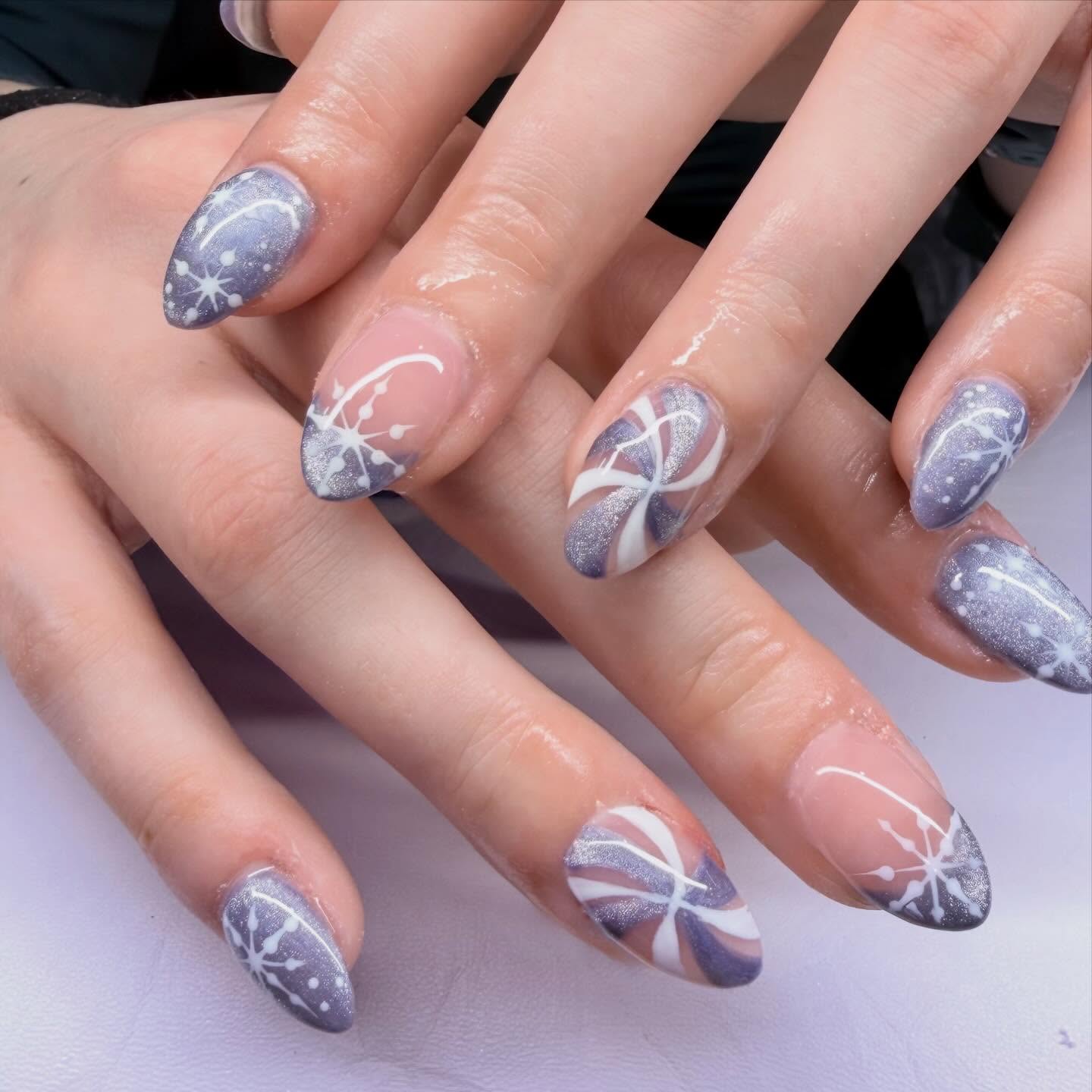 ❄️ Winter is FINALLY here! Que icy blues, snowflakes, winter pine, and anything that sparkles, glitters, shimmers and shines. #winternails #laramiewyoming #nailart #gelnails #acrylicnails