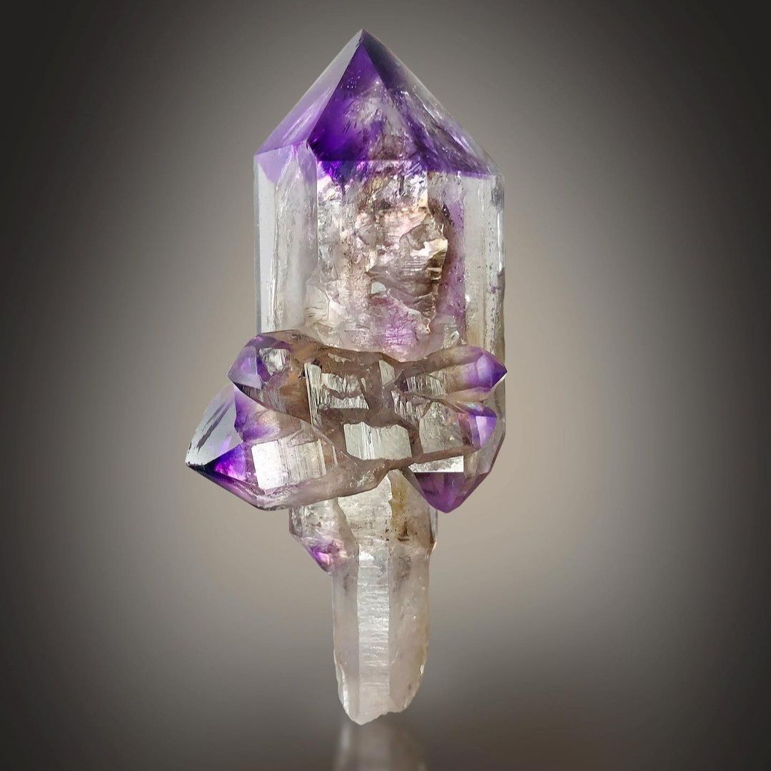 Via @crystals_of_australia :
Some crystals just leave one awestruck in their perfection, such as this incredible Amethyst scepter. A whole lot of crystalline magic, gifted from nature and finished with a bow tie on the front 👌🏽
#scepter #amethyst #rare #gems #geology #crystals #minerals #boho #meditation #soul #magic #inspo