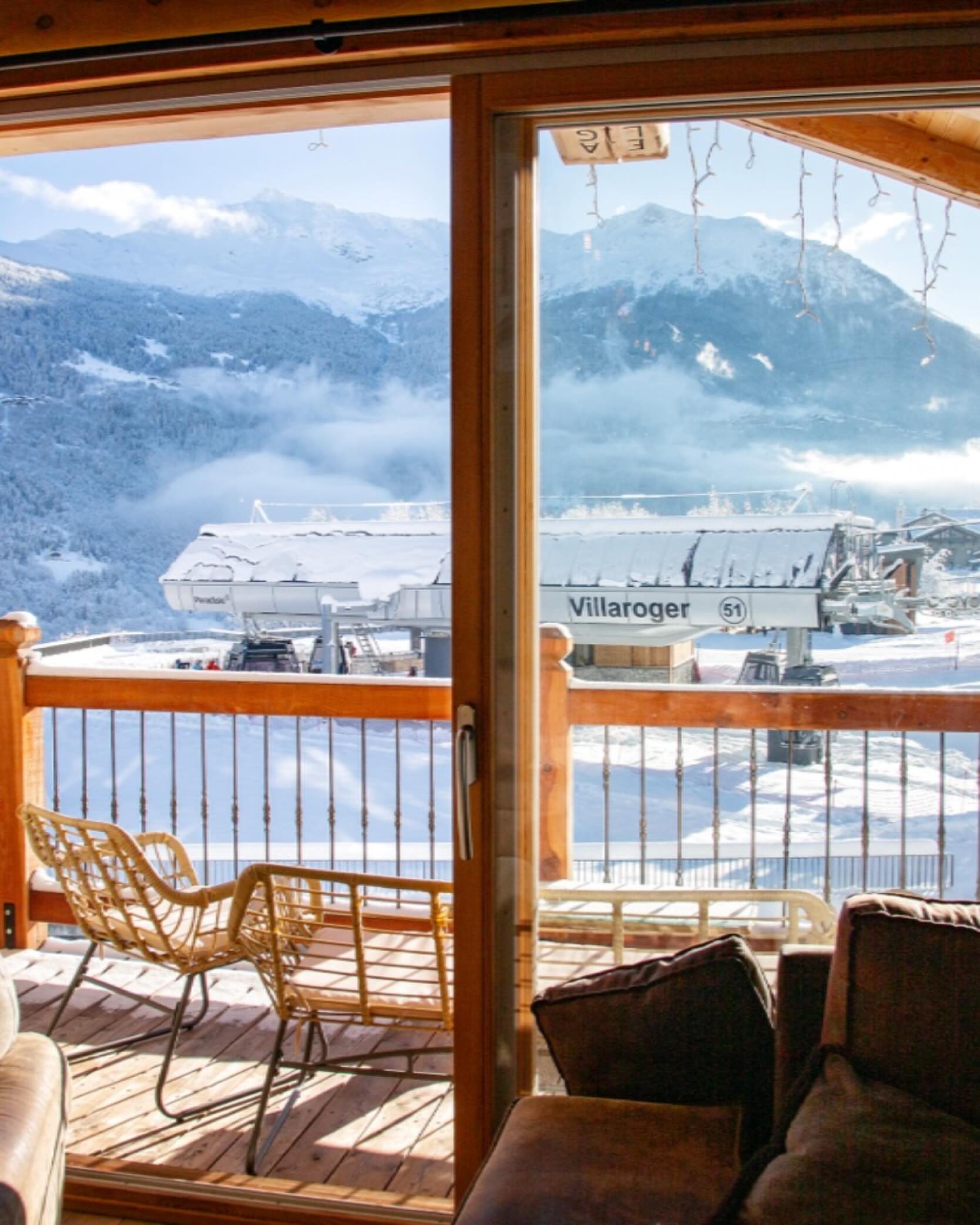 We often get asked : So how close is the new gondola to the chalet? The answer is : Very close! #cateredchalet #lesarcsvillaroger #paradiski photo by @harrisonjackphotography