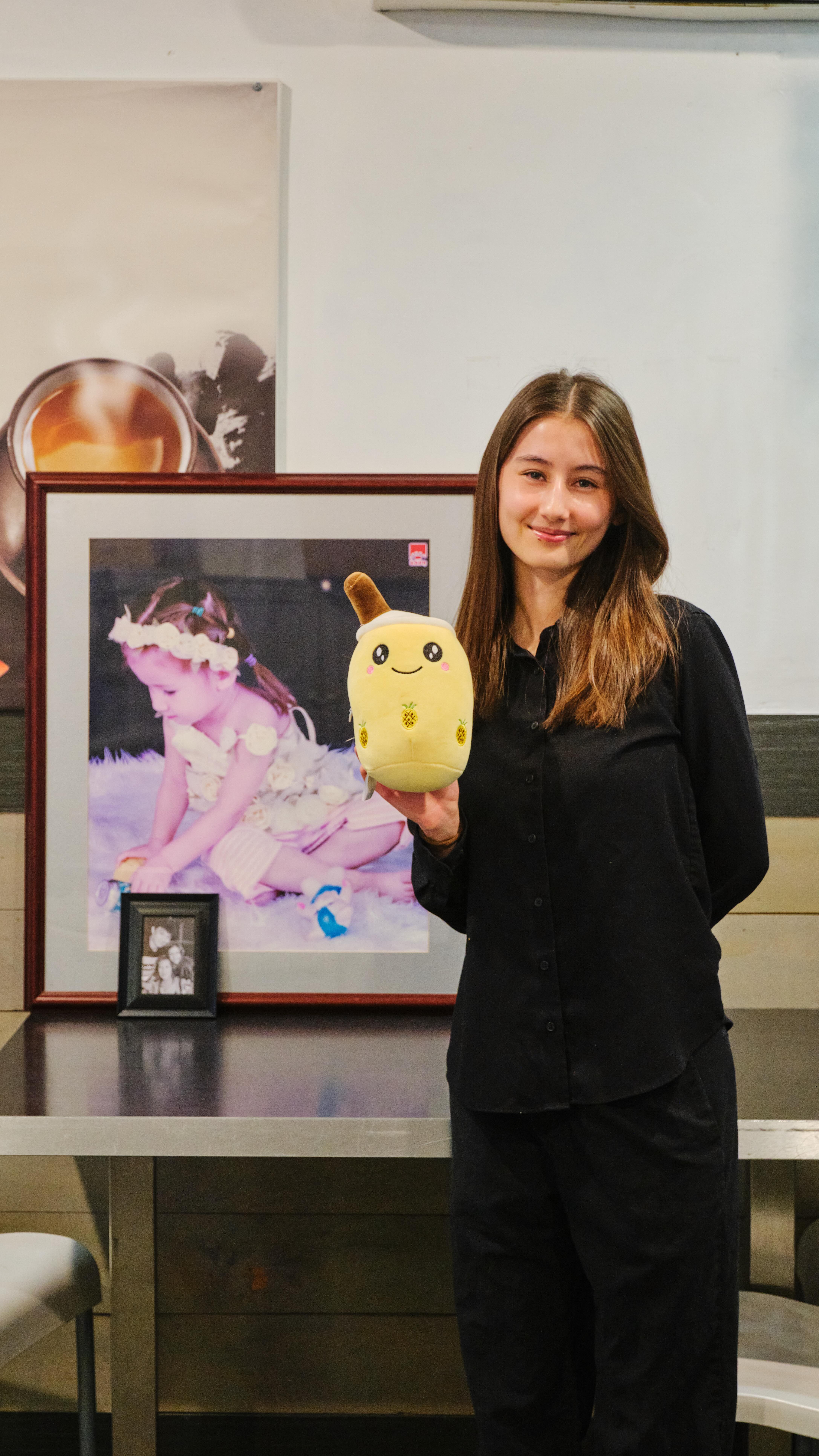 Meet Amy, the founder and CEO of No. 1 Boba Tea 🧋 She opened Vegas’ first boba shop in 1998 and kept this photo of her daughter on the wall to stay close during long hours. That love and dedication built what we have today ❤️💛
#no1bobatea #vegasboba #chinatownlv #boba #photoonwall