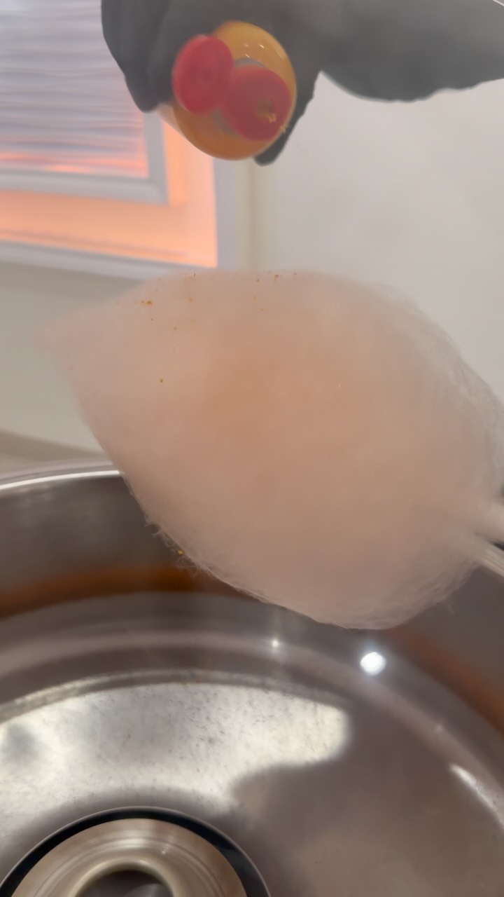 Having the most delicious cotton candy with delicious toppings at your event will always be a huge hit for kids and adults!💜
#wedding #quince #birthday #cottoncandy #royalflossusa