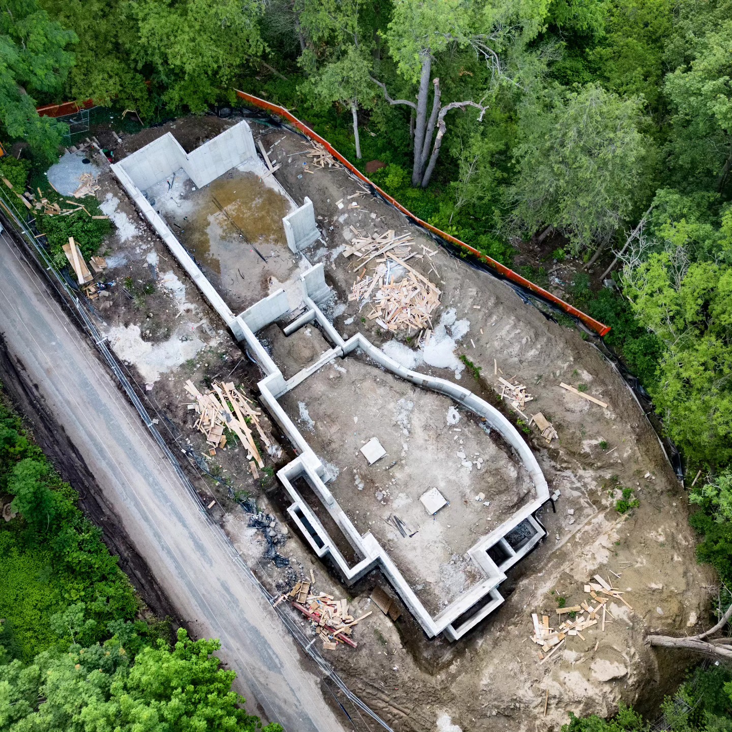 Amazing drone shot of this freshly poured foundation wall by @Snaptacular 📸 earlier this summer!
The curved wall will eventually be framed with full height windows providing great views of the ravine from all three floors.
