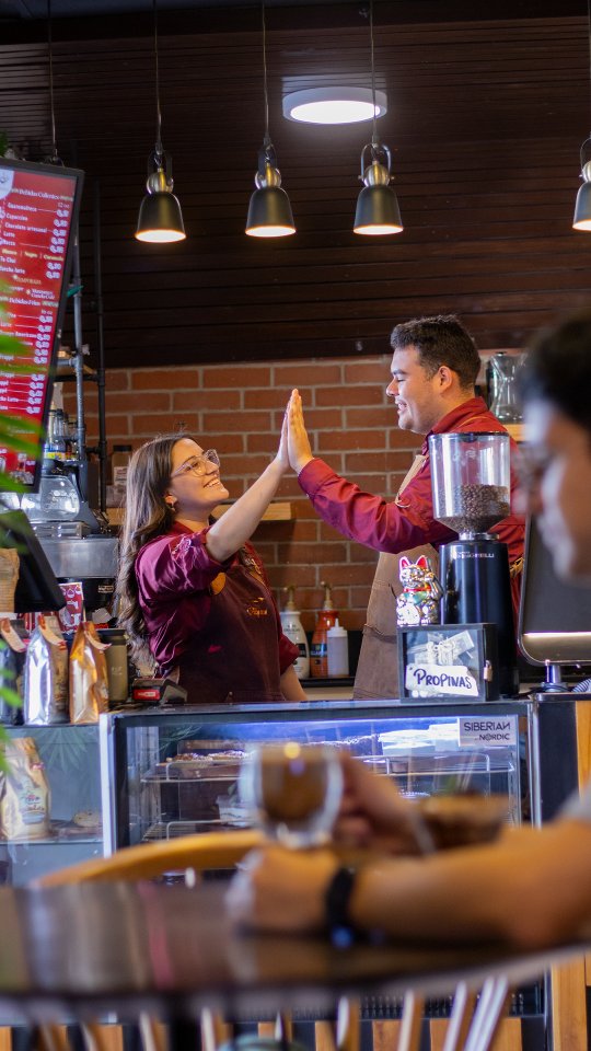 Ese instante previo al primer sorbo siempre tiene algo de misterio… pero llega la satisfacción de haber alegrado el momento de nuestros clientes con el cafecito que preparamos con tanta pasión.
Porque cuando el café es bueno, la reacción nunca falla.
En Café Don Alfonso, el sabor siempre cumple. 💛
#CaféDonAlfonso #CoffeeReaction #PrimerSorbo #SuspensoEnTaza #CaféDeCalidad MomentosConCafé Huehuetenango