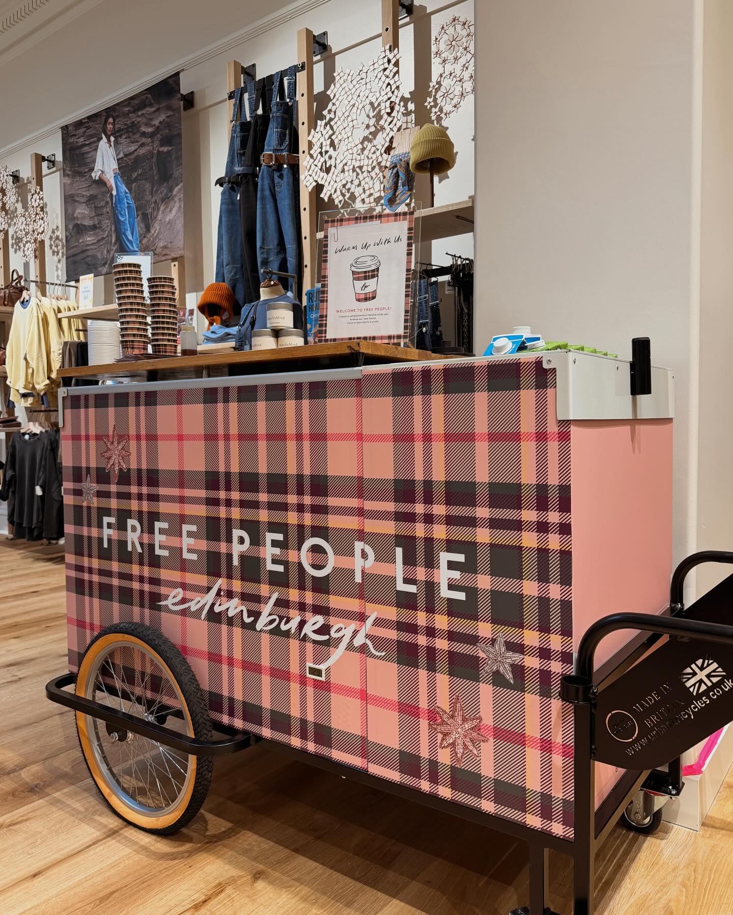 Bespoke custom cart experience for @freepeopleeu grand opening weekend in Edinburgh 🏴
If you are looking to draw people to your brand, bring the matcha 🌿
Email enquiries to: info@zoemckenna.com