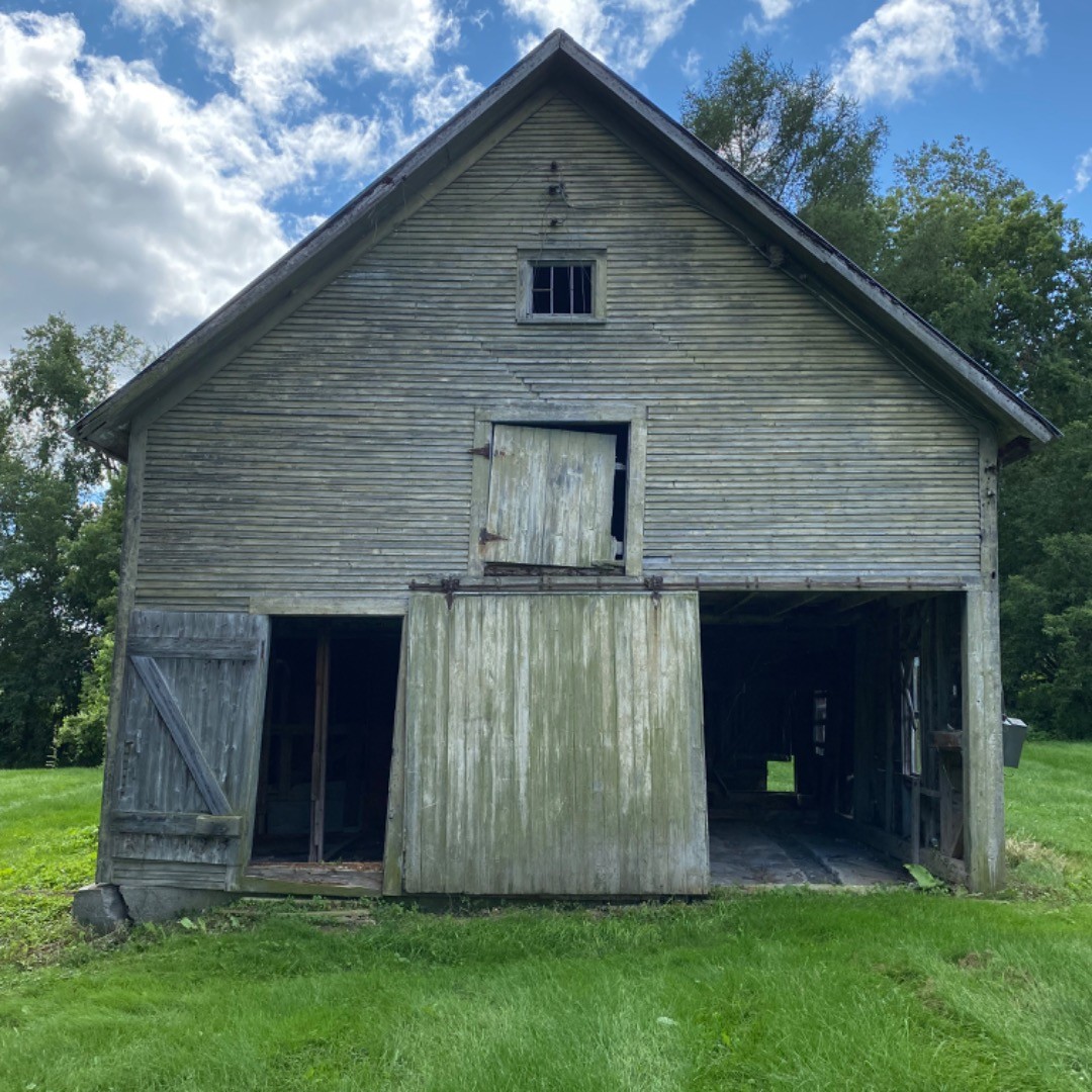 Wanted to announce that I have started my new construction company: Hunger Valley Construction. Specializing in preservation carpentry and general contracting. Trying to bring old buildings like this sad barn back to life. Link in bio.
#vermont #carpentry #construction #preservation #contractor #waterburyvt #saveoldhouses #architecture #vermontlife