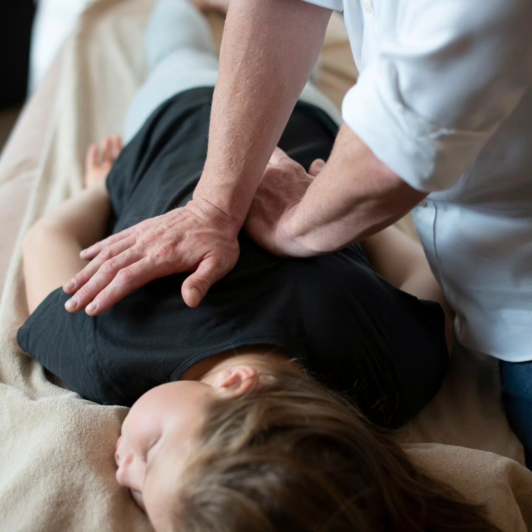 This year, make your health the cornerstone of your success.
🌟 Set a goal to care for your body, improve your posture, and reduce those lingering aches and pains.
We're here to help you move better, feel stronger, and live with more energy! Whether it's a quick check-up, a posture assessment, or tackling persistent issues, we've got you covered.
📅 Book your appointment today and take the first step toward a healthier you this year!