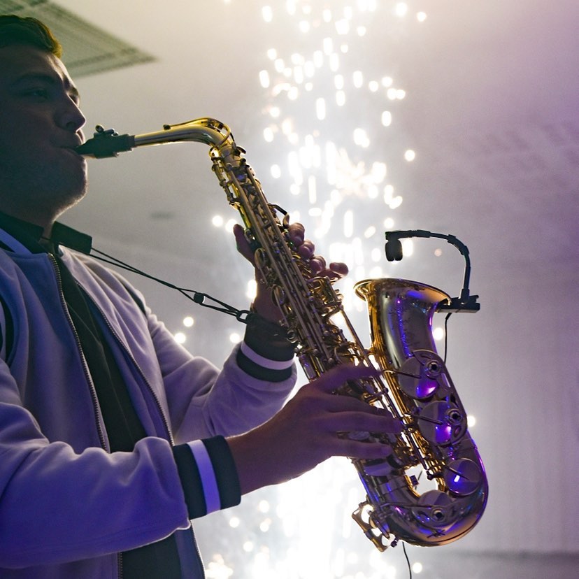 Prêt à mettre des paillettes dans ta fin d’année ! ✨
.
#saxophone #saxanddj #event #christmas #winter #snow #show #live #lovemyjob #party #enjoy #music #musician #musicianlife #lille #lillemaville #henriselmerparis #seles #axos #dj #electro #scotchonme #light #sparks #symevents #paillettesdansmavie