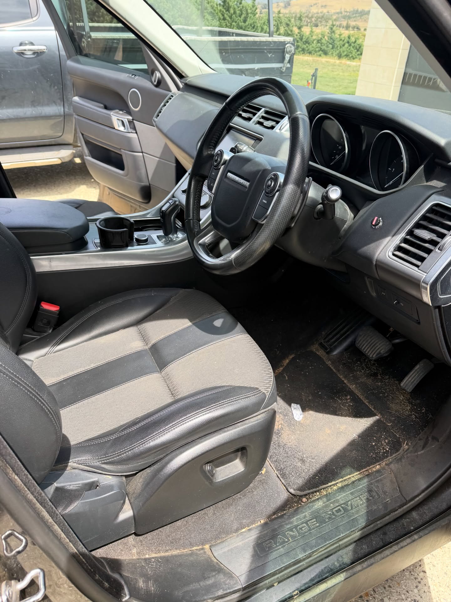 Range Rover in for an Advanced Detail. Swipe for some before and after shots. This one had an endless amount of embedded sand due to the nature of its high pile carpets which looks good but hides a lot of dirt. #hobart #mobiledetailing #tasmania