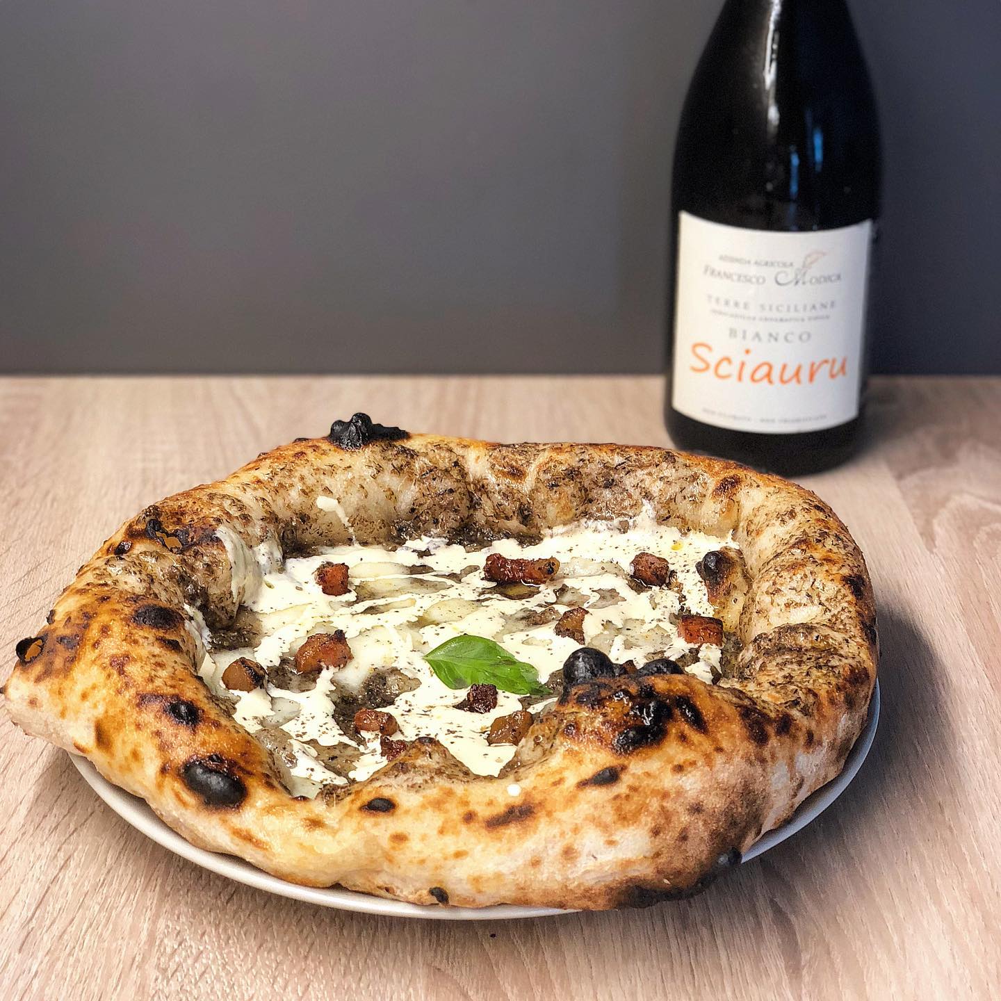Have you already tried #truffle with carbonara?
I just love the mix and this is one of my favorite toppings 😍
1. Roast the guanciale
2. Prepare a cream with egg yolks and pecorino cheese
3. Cook the pizza with truffle sauce and fior di latte
4. After cooking, add the guanciale and the yolk cream
5. Finish with fresh pepper and grated pecorino cheese 🤤
6. Enjoy the fluffiness 💦
I coupled this beauty with a white Sciauru wine from @drinkvine 👌🏼 these guys are just amazing 🍕