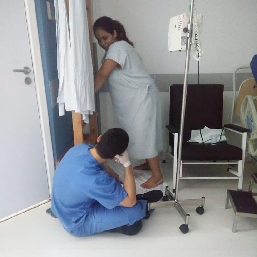 Quando a gente faz o que ama... ❤️
"Sempre que temos em nosso meio profissionais que fazem a diferença, é importante o reconhecimento.
Quero hoje falar do profissional que temos na área da saúde em nosso município de São Caetano. Dr. Lucas – especialista em Ginecologia e Obstetrícia. Exemplo de ser humano, pessoa simples, humilde, disposto a ajudar e fazer a diferença.
O Dr. Lucas transmite em seus atendimentos confiança, atenção, envolvimento e muito comprometimento principalmente ao trabalhar com vidas (algo difícil hoje em dia nessa área), que nem sempre consegue fazer tudo sair perfeito, mas que ele não precisa ser “super herói”, precisa sim seguir os sinais de Deus e fazer o seu melhor.
Para complementar, citamos o Papa Francisco: “Olha não existe o tudo perfeito. O ser humano simplesmente não consegue fazer isso porque simplesmente não foi feito para se completar aqui. Aqui é uma oportunidade de aprendizado.” Dessa forma, que possamos sempre seguir estes exemplos e dar nosso melhor, ver a vida de forma diferente, tratar bem as pessoas, reconhecer e agradecer em vida as pessoas que fazem a diferença. Estamos todos de passagem e para aprendizado, precisamos colaborar e ser agentes de nosso destino.
Quero apenas registrar esse momento e parabenizar este excelente profissional, o sentimento é esse que expressei. Que Deus o abençoe e proteja para sempre fazer o seu melhor. Parabéns ao Dr. Lucas e pelo profissional de qualidade, que exerce sua missão com humanidade.
Encerro com a palavra GRATIDÃO. Sucesso na sua jornada e muito obrigado!
Com essa linda foto ♡"
Mariah Oliveira
Dr. Lucas Martins
Ginecologista e Obstetra
CRM-SP 175.278|TEGO 0190/2020 | RQE 92996