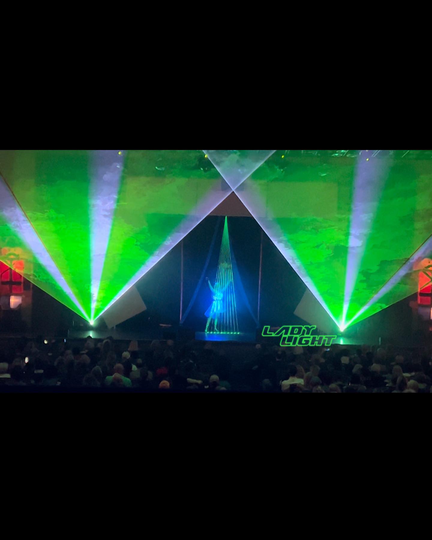 Lovely first show of the holiday season. @holidaydreamsshow My Christmas laser act is one of my favorites to perform!! #christmaslaseract #laseract #lightbender #lasergirl #laserwoman #laserman #wowfactor #led #neon #glow #miraculum #christmasshow #corporatesessionopener