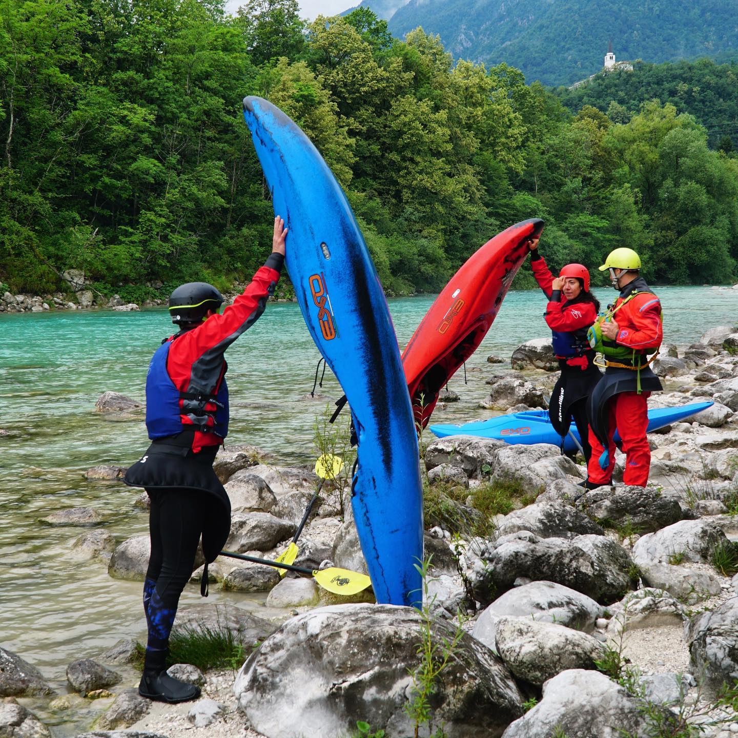 We started the season with some fun and exciting multiday kayak schools. Awesome times with great people on the river! But be it one-day or multi-day, We always start with teaching you how to exit, self rescue and empty the water out of your boat. Luck or skill, who knows, but that was the only time Ms. M had to empty her boat during a 7-day course. You crushed it 💪 #kobarid #slovenia #soča #kayaking #whitewater #whitewaterkayaking #socavalley @kobaridkayakschool @kampkoren @sandiline_official @exo_kayaks @ophion_paddles
