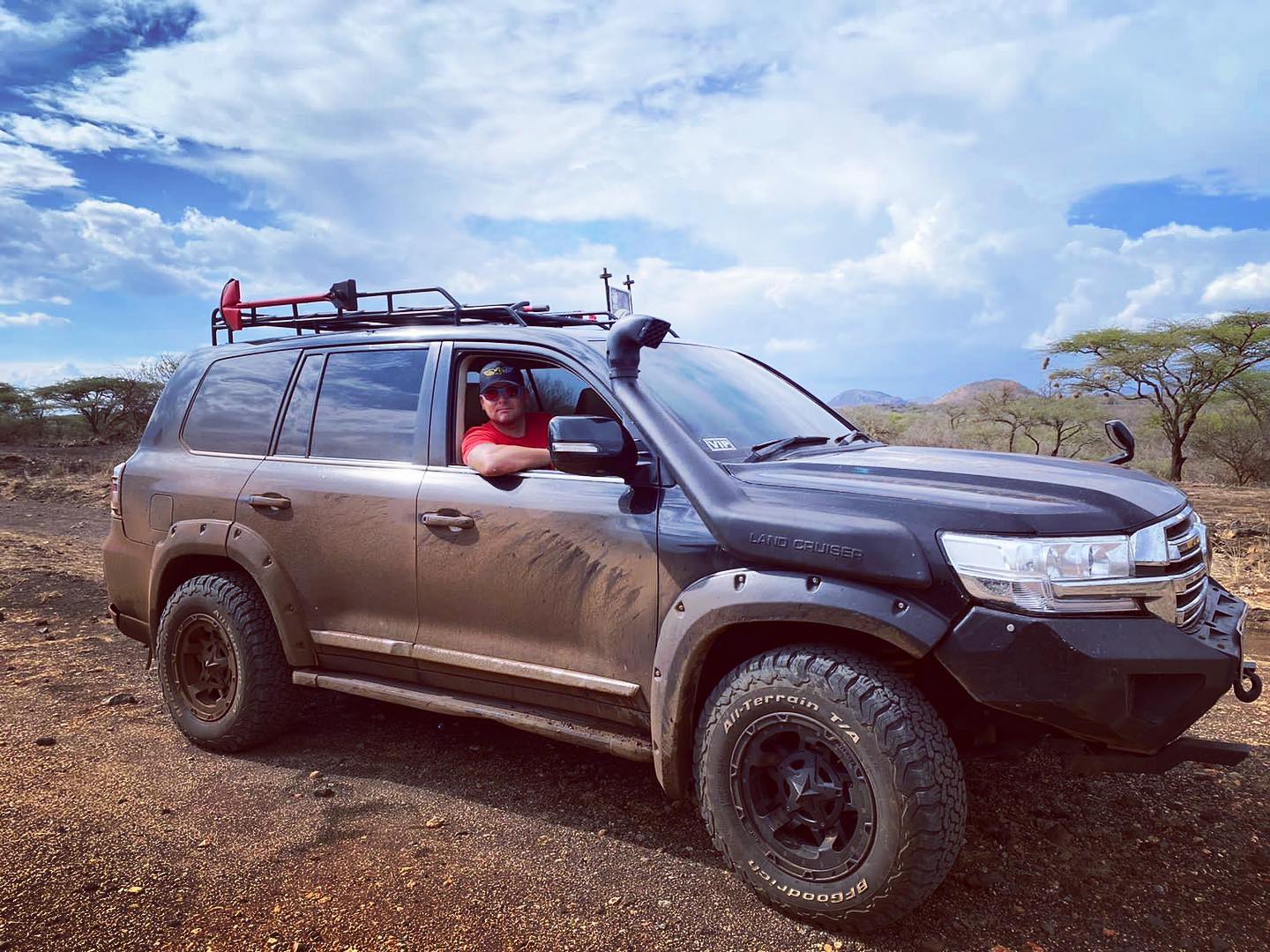 Exploring Kenya for our next project! @primeproductions_amg_alan rocking the off-road driving!
🦁🐘🦒🦓🐆🌴
#primeproductionsamg #scouting #kenya #tsavo #wildlife
