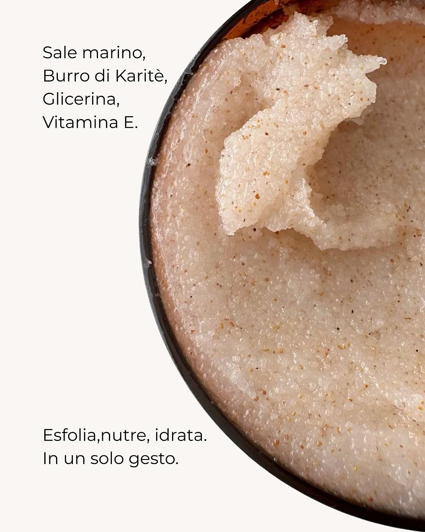 Da scrub a latte idratante, il nostro scrub non si limita a esfoliare:
migliora l’elasticità della pelle e la rende visibilmente più compatta, luminosa e levigata.
Inebriante profumo di rosa 🌹