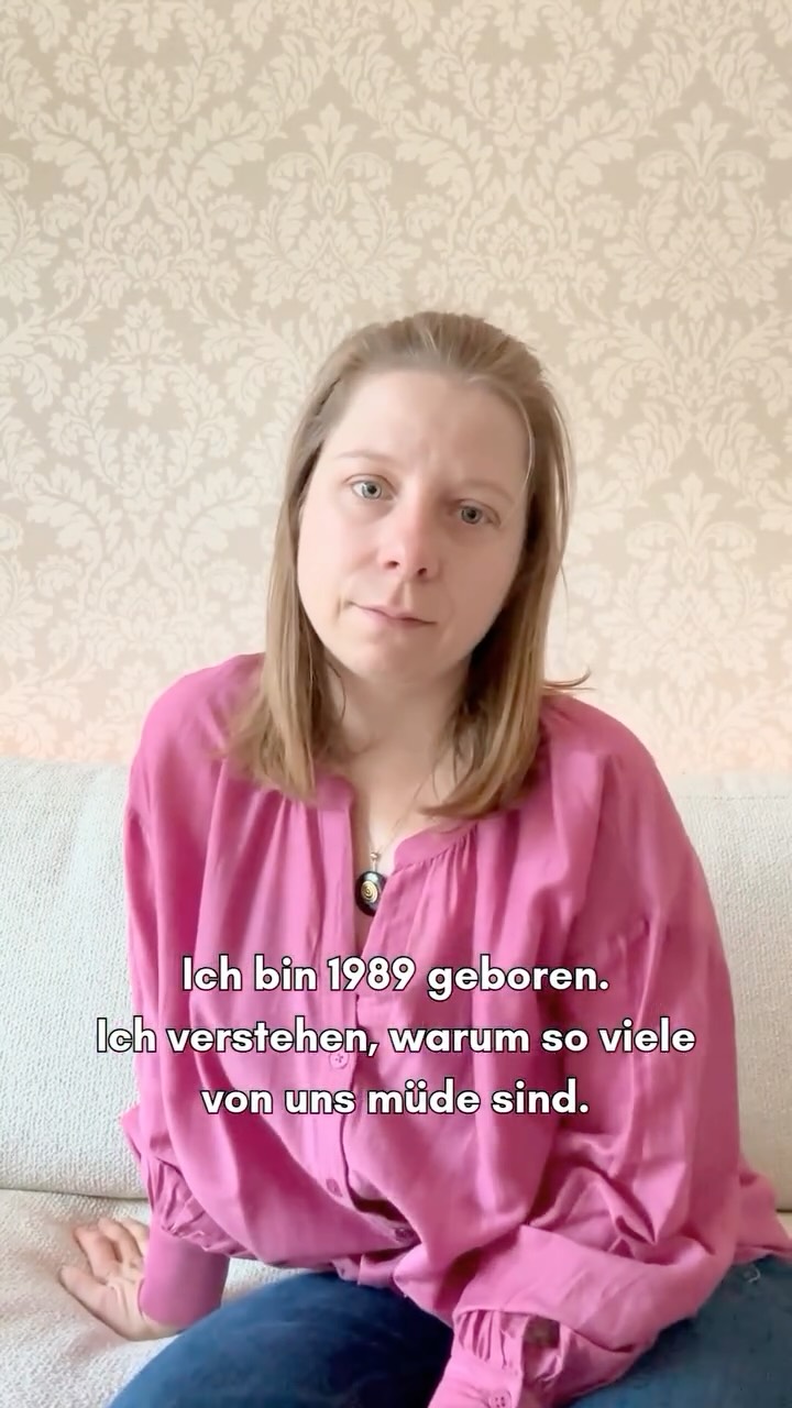 Aufgewachsen in den 90ern.
Wir wussten noch, was Langeweile ist.
Wie sich Zeit langsam anfühlen kann. ⏳
Wir sind mit dem Fahrrad zu Freund:innen gefahren,
ohne zu wissen, ob sie wirklich zuhause sind. 🚲
„Wenn die Strassenlampen angehen, kommst du heim!“
hat meine Mutter gesagt. 🌙
Heute leben wir in einer Welt,
in der Langeweile kaum noch existiert.
Entschleunigung ist zur Ausnahme geworden. ⚡️
Wir sind die letzte Generation,
die ohne Smartphones, Tablets
und ständiges Online-Sein aufgewachsen ist. 📵
Früher: Bücher, CDs, Kassetten, Benjamin Blümchen. 📀
Heute: ein Griff in die Hosentasche
und sofort Ablenkung. 📱
Unser Nervensystem ist dafür nicht gemacht.
Nicht für Dauerreize.
Nicht für permanente Information.
Nicht für ständige Verfügbarkeit.
Unser Körper braucht Pausen. 🌿
Gerade in einem Alltag,
der kaum noch langsames Tempo kennt.
Kein Wunder also,
dass so viele müde sind.
Körperlich. Emotional. Mental.
Vielleicht ist es Zeit,
uns wieder Entlastung zu erlauben. 🌱
Mehr Bewegung.
Mehr Natur. 🌳
Mehr echte Begegnung. 🤍
Mehr Tiefe statt Dauerinput.
Wir können das Tempo der Welt nicht stoppen.
Aber wir können entscheiden,
wie wir damit umgehen.
Mit kleinen Gewohnheiten am Morgen. ☀️
Mit bewussten Abenden. 🌙
Mit kurzen Pause zwischendurch. 🌬️
Damit unser Körper wieder entspannen darf.
Das ist der Weg,
zu dem ich dich einladen möchte.✨
1️⃣ Folge @mindyourchange_by_carmen,
wenn du raus willst aus Dauerstress
und wieder mehr bei dir ankommen möchtest.
2️⃣ Speichere diesen Beitrag 🔖,
wenn du spürst: Das bin ich.
Und teile ihn mit Menschen,
die diese Einladung vielleicht gerade brauchen. 🫶
#stressregulation #gesundheit #mindset #pausen #selbstregulation #nervensystem