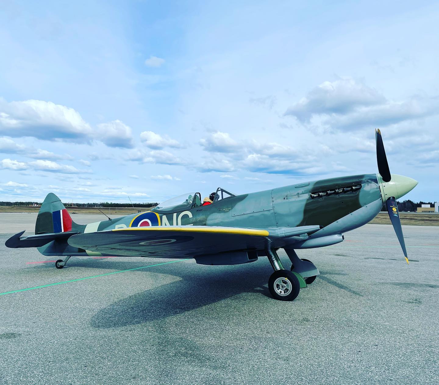 We had an old visitor on our ramp earlier this week. Not a plane we see very often. Glad we could help. #Spitfire #warplane #avgeek #osloairport #sundtairexecutivehandling #sundtair