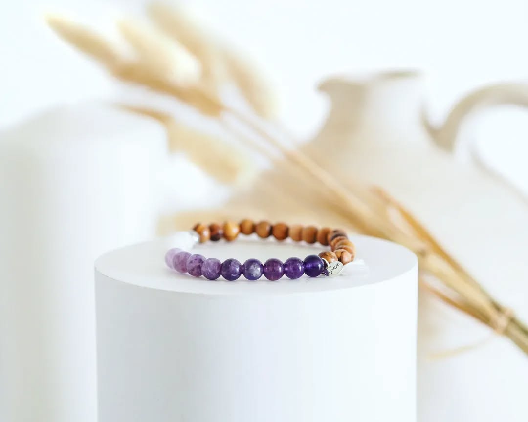 ◾CHAKRA COURONNE ▪️ SAHASRARA ◾
Nous vous présentons ce soir le 7e et dernier chakra, avec ces 3 sublimes pierres...✨😍
▪️AMETHYSTE : apaise les angoisses, les colères, les crises d'hysterie et permet un rééquilibrage mental, pierre de sagesse, favorise l'élévation spirituelle et la concentration, combat l'ivresse et les intoxications (alcool, tabac, café, drogues...), apaise les maux de têtes et contribue à un sommeil calme et profond...
▪️LEPIDOLITE : pierre de paix et de sérénité, apaise les pensées négatives, tristesses et angoisses, aide à lutter contre les troubles compulsifs du comportement et contre les phobies sociales, pierre stabilisante qui harmonise les différentes énergies, favorise l'endormissement, améliore l'éclat de la peau...
▪️PIERRE DE LUNE : Pierre qui renforce les couples et l'amour que 2 personnes se portent, favorise la bonne entente, apaise les disputes, développe sensibilité, créativité et imagination, représente le Yin (énergie féminine), régule le système nerveux et la production d'hormones, à un effet anti-stress...
L'ensemble de ces 3 pierres vise à rééquilibrer votre chakra coronnal. Laissez vous guider par votre spiritualité.. 💜.
📸 By @trez.creation
.
.
.
.
#trezcreation #productdesign #southoffrance #lithotherapie #southoffrance #sud #soleil #spring #faitmain #artiste #bijoux #provence #frenchartist #positivevibes #hyeres #var #sun #toulon #instagood #goodvibes #visualart #spirituel #lepradet #confiance #like4like #atelier #goodlife #purple #creat #beautiful