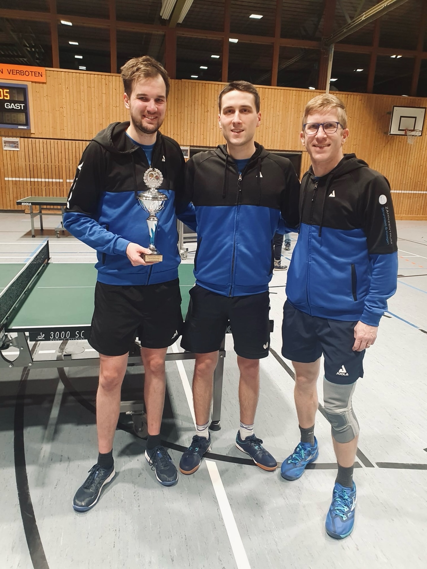 Tolle Nachrichten aus unserer Tischtennis-Abteilung 🏓 Sowohl unsere 1. als auch unsere 2. Herrenmannschaft haben beide gestern Abend in Schonach den Bezirkspokal (Herren A und B) gewonnen. Jeweils zum dritten Mal in Folge 💪🏼 somit haben sie sich fürs Verbandsfinale in Haslach qualifiziert. 🏆