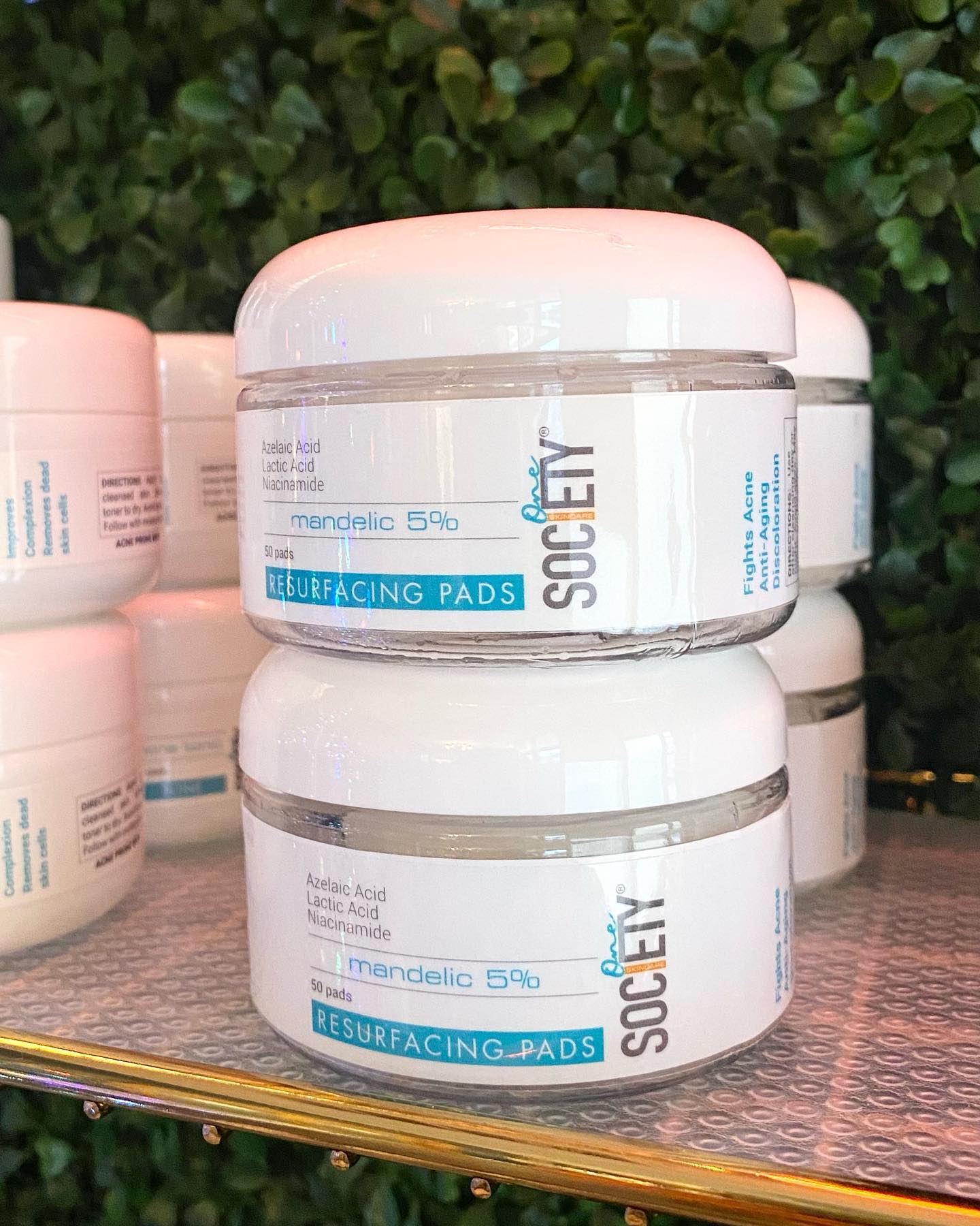 Our newest addition to our product shelf of skincare goodies 🤩
🌟 Mandelic 5% Resurfacing Pads 🌟
Works to fight acne, anti-aging and discoloration with special ingredients such as Azelaic Acid, Lactic Acid and Niacinamide! ✨
#newproduct #mandelic #acne #antiaging #discoloration #productforyou #skincareproducts #skincare #selfcare #mandelicpads #selfcaremonday #skincarejunkie