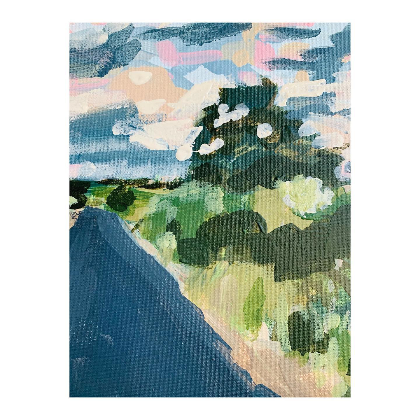 Un petit aperçu d’une nouvelle peinture inspirée des paysages et de la région d’où je viens et où j’ai grandis. Le Languedoc Roussillon maintenant renommé région Occitanie. Passer quelques jours la bas fut ressourçant et inspirant. Pour la première fois j’ai vu les paysages des vignobles et de campagne où j’ai grandis avec des nouveaux yeux. J’ai vu de la beauté partout. De l’inspiration partout. Les odeurs des grappes de raisins murs et les herbes séchées par Le Soleil du sud sont familières. Elles me rassurent et sont a jamais ancrées en moi comme une signature olfactive. Les figuiers, la terre sèche, les bottes de foin, les pins parasols, les ronces et les mûres sauvages, les petits escargots blancs collées sur les herbes sèches et puis petites routes de campagnes sinueuses avec leurs petites mottes d’herbes qui repousse au milieu. Les tourterelles qui gazouillent et les chevaux qui broutent paisiblement dans un champ. Les couchers de soleil majestueux aux couleurs pastels. J’ai vu de la beauté partout 🤍
#art #acrylicpainting #southoffrance