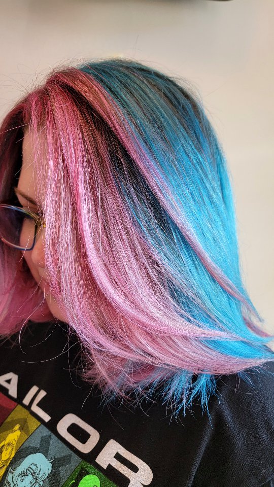 Dont get me wrong I love my blondies and brunettes....
BUT if I had to choose, Redheads and Rainbow Hair are my favorite!
The vibrancy just get me everytime 🤌