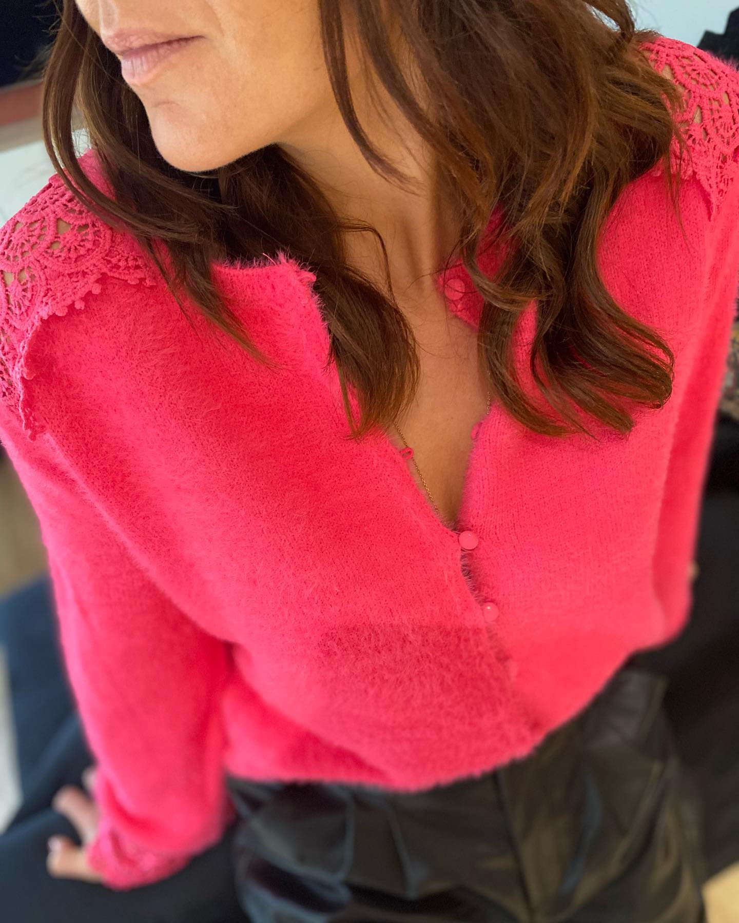 Rose 💞
C'est la couleur star de ton dressing 2022, et ce n'est pas un hasard !
Symbole de joie et d'amour, le rose fuchsia donne le coup de peps et apporte une gaieté qui tranche avec les tons neutres du quotidien.
- Gilet pull rose fushia
- Shirt simili cuir
Retrouve ce look sur la new co WILD 🐆
www.madamevboutique.com
#nouvellecollection #oodtdujour #madamev #collectionmode #ideelookfemme #madamevboutique #boutiqueenlignefemme #eshopmodefemme #eshopmode #modefrancaisefemme #tendancemodefemme #shoppingenligne #montpellier #beziers #mode #lookfemme #lookdujour #looktendancefemme #fashion #look #tenuedujour #tenuetendance #girlsgang #pullfemme #pulltendance #maillehiver #maille #short #similicuir