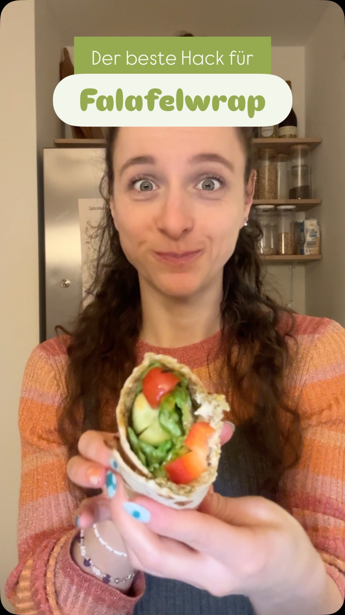 Die krassen Küchenskills kommen ganz automatisch in 10 Jahren Gastro 🤌🏻😂
Falafelwrap gibt’s bei mir nicht mehr anders, denn einfacher in leckerer geht’s halt nicht. 🙌🏻
Wieso wird das nicht schon immer so gemacht? 😳