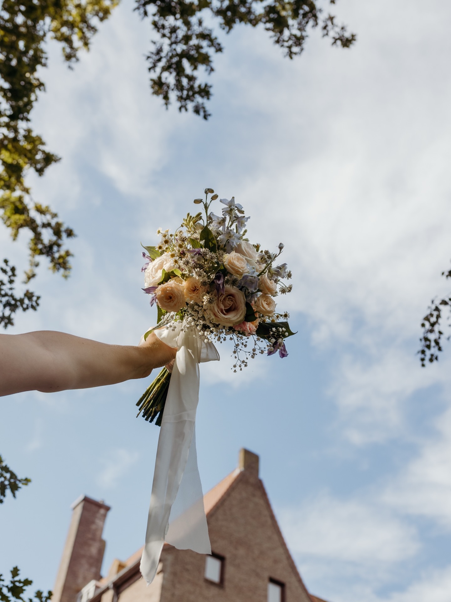 De bruiloft van Arjen & Annabelle ๐
Ik loop een beetje achter met het delen van beelden van alle bruiloften die ik in 2025 heb geschoten. In mโn verlof kom ik er gewoon amper aan toe om hier echt voor te gaan zitten. Oh jaโฆ en eerlijk is eerlijk: ook weinig zin in. ๐
Mรกรกรกรกrrr de aankomende weken gaat daar verandering in komen, want ik ga binnenkort weer aan de slag! Stay tuned!