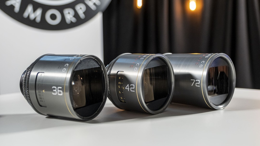 היכונו היכונו, הן מגיעות אחרי החג. Atlas Mercury Anamorphic 1.5x Full-Frame.
אתה יודעים שאני אוהב עדשות.., ככה התחלתי לפני יותר מ 15 שנה, עם סט עדשות LOMO (שקיימות עד היום ומהממות) אח״כ רציתי לבלוט והבאתי Cooke Mini S4, ואיך אפשר כמובן בלי סט של Zeiss Super Speed T1.3? וכמובן שצריך גם זומים איכותיים - Angenieux EZ T2.
פעם בכמה זמן זה קורה, שיוצא משהו שפשוט אי אפשר להתעלם ממנו, זה קרה לנו כבר עם העדשות LEICA M0.8 שלנו, והדבר הבא שהיה חסר לנו כדי להשלים את המלאי, זה עדשות אנמורפיות.
אבל לא סתם אנמורפיות, אלא אנמורפיות שישנו את חוקי המשחק. Game Changer ! ה Atlas Mercury שוקלות חצי ממה שהכרתם, קומפקטיות (בערך בגודל של זייס סופר ספיד) , צמצם T2, ולוק הכי מדהים שראיתי! ולא פחות חשוב, מחיר סביר והגיוני. ה Atlas Mercury זה הדבר הבא.
הן יהיו אצלנו אחרי החג, אתם מוזמנים לבקר אותנו במחסן החדש ולנסות את העדשות. אבל מניסיוני היומן מתמלא מהר, אז אם חלמתם לצלם את הפרויקט הבא באנמורפי, כדאי כבר לשריין תאריכים.
ובהזדמנות זו, למרות שקשה להגיד... חג של חירות לכולם, שנעבור את התקופה הנוראית הזו במהרה, שישיבו את כולם כולל כולם, עכשיו!!! לא אחרי החג, ובטח שלא אחרי הפגרה (בושה שלא תאמן!)
לינקים לסרטונים:
Introducing the New Atlas Mercury Series, Atlas Lens Co
https://www.youtube.com/watch?v=q7VHVS_j170....
.
Atlas Mercury Anamorphics Review - Robert Machado
https://www.youtube.com/watch?v=MuCtlTiPlC4...
The Truth Behind The Anamorphic Look | Atlas Mercury Review - Cammackey
https://www.youtube.com/cammackey