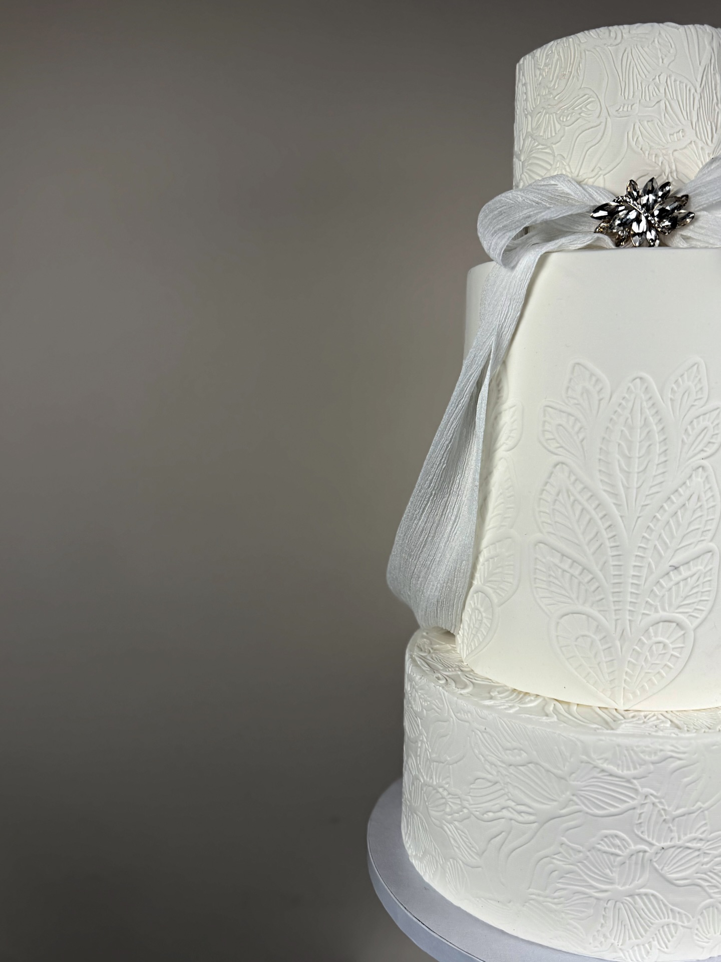 What wedding vibe or theme fits this cake? 🤔
Comment below👇🏾
My 2026 brides! This gorgeous 3-tier cake is calling your name 📣 Holla at your girl (me 😀) so we can make it happen!
Big shoutout to Angela @cakesbyangelamorrison for creating such an elegant design with her texture rolling pins. Love her cake decorating items! 🙌🏾
#tessascakes #weddingcakes #dmvcake #2026bride #elegantweddingcakes