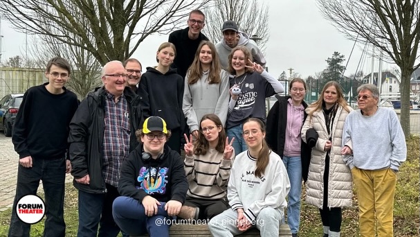 🎭✨ Probenwochenende der Jugendgruppe 2026 ✨🎭
Das letzte Wochenende war voller intensiver Proben, neuer Ideen, Lachen, Konzentration und ganz viel Teamgeist.
In Glückstadt haben wir gemeinsam an „Doof gelaufen“ gearbeitet, Szenen geschärft, Figuren vertieft und sind als Gruppe noch enger zusammengewachsen.
Danke an unsere großartige Jugendgruppe für euren Einsatz, eure Energie und eure Leidenschaft.
Der Countdown läuft... wir gehen mit großen Schritten auf die Aufführungen zu! 🔥🎬
