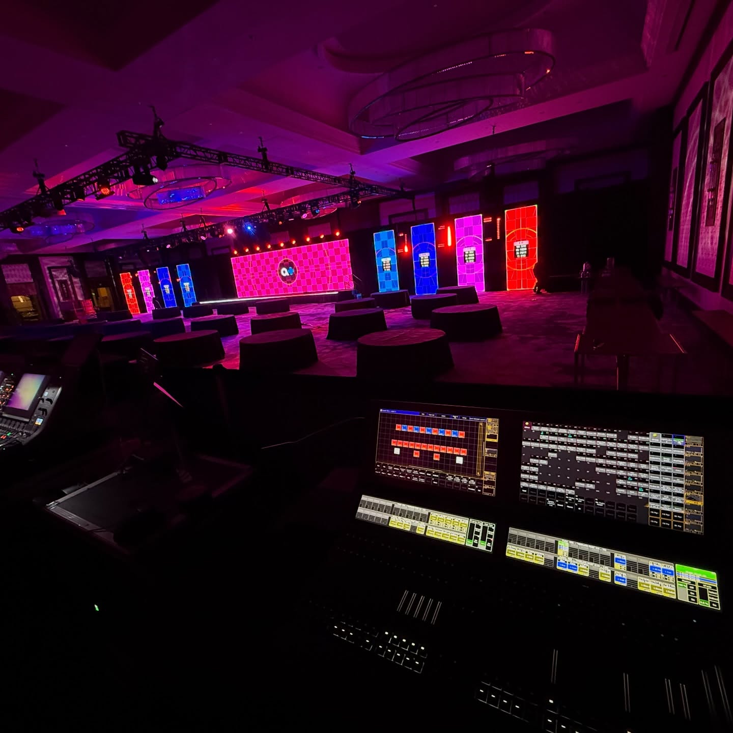 9600px W x 1536px H, H9 loaded with 2 fiber cards and 2x RJ45 cards for transitions, AlienWare Computer and Resolume as Video server, over 100 moving lights, Robe, Chauvet, Yamaha PM5 Rivage, and the best team ever!!! Let’s gooo!!!