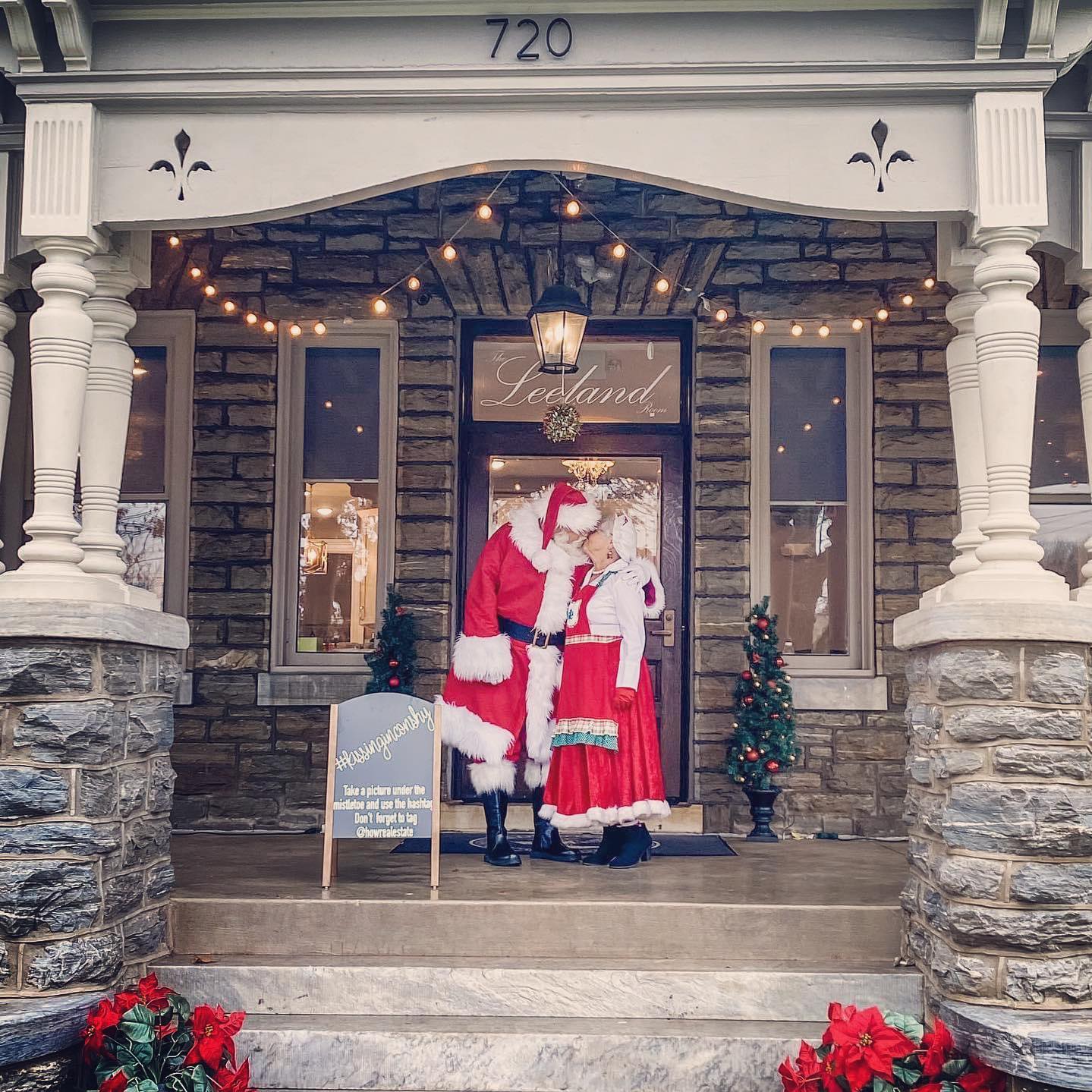❄️Breaking news!!❄️Mr. and Mrs. Clause were spotted at the Leeland Room today kissing under the mistletoe!! Special thanks to @howrealestate for calling Santa and asking him to help raise money for how charities today! Please follow @howrealestate and @thehowgroup for more upcoming events! #kissinginconshy #happy-holidays #santaweknowhim #eventvenue #philadelphia #holidays #holidaycheer @jack.beran photography