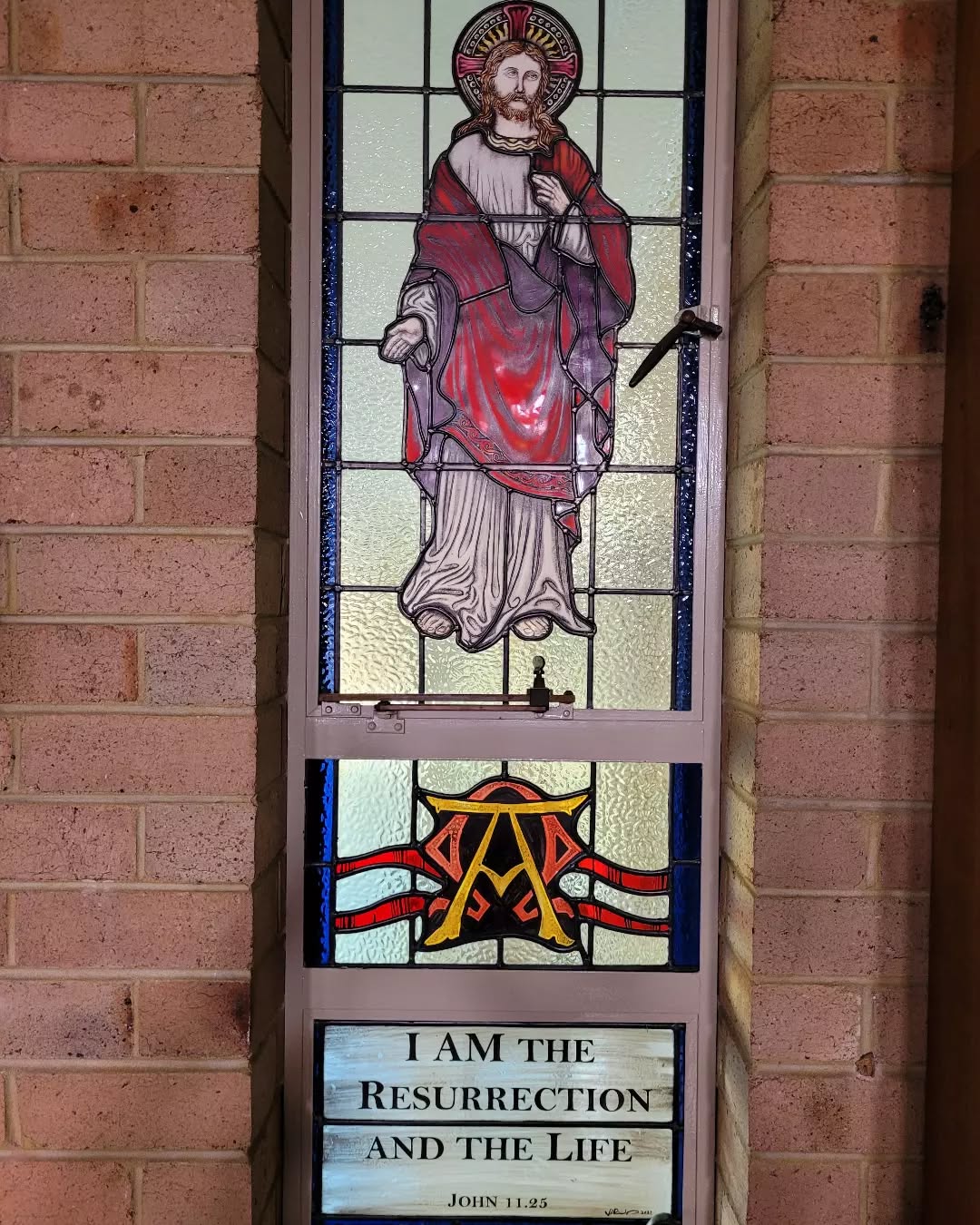 Thanks to a generous donor, this window has been partially remade and repositioned. The top panel is the original by Tradition Stained Glass Perth, and the two bottom panels are newly made by Bisschopps Glass to be in harmony with the style of other windows in the church. It's new home is above the Memorial Cabinet, next to the votive candle sculpture. A perfect place for this window as people remember their loved ones who have died in the faith of Christ.
@bisschops_glass #stainedglasswindow #stmichaelallangels #anglicanparishofcanning #anglicandioceseofperth #iamtheresurrection #john11v25