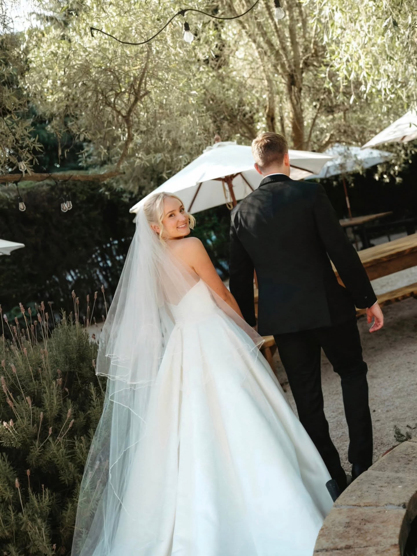 E D G E
Our beautifully edged two tier veil to compliment this bridal beauty.
Such a pleasure to work with this bride to bring her look together.
Bespoke veil by us, dress altered by us to fit to perfection ✨️
📷 - @evemariastudios for @honeylens.weddings
#bespokeveil #veildetail #alterations