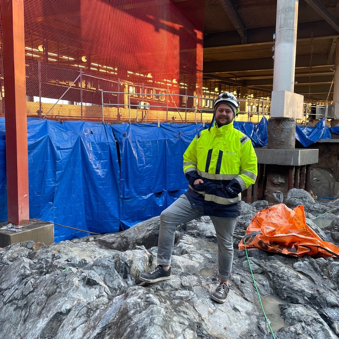 Hittills i vinter har det flutit på bra i alla anläggningsprojekt som vi är stolta att vara en del av. Byggledare Daniel Myrsten ska vara extra stolt över hur framdriften varit i hans projekt där pågående tågdrift har varit en av byggstenarna att ta hänsyn samt anpassa produktionen till. #nyatunnelbanan #byggledning #ömsaab