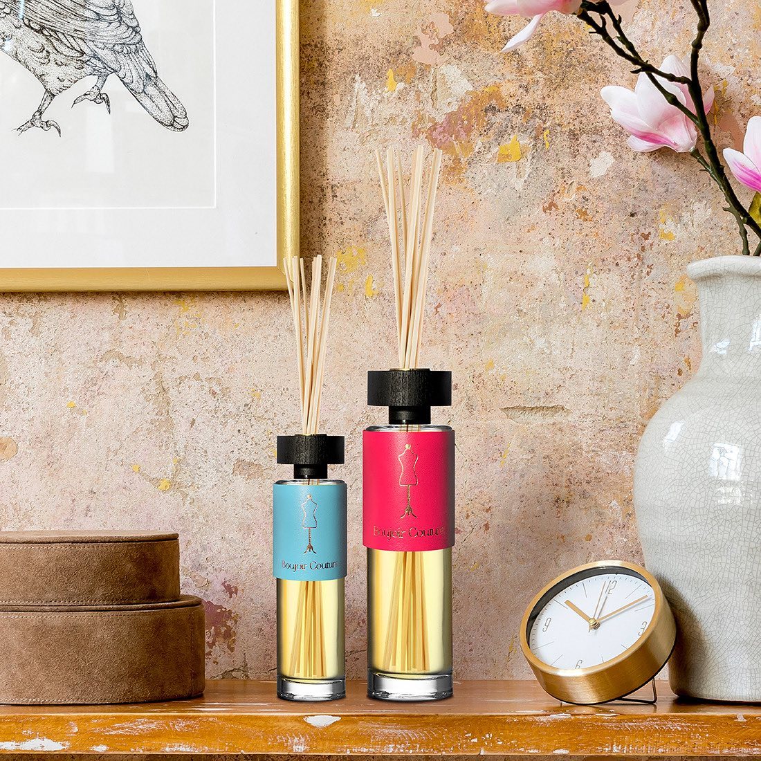Boujoir Couture Diffusori a Bastoncino sono degli eleganti flaconi dalla forma slanciata e dai colori trendy racchiudono sia le più classiche che le più inaspettate fragranze di Ambiente & Profumi. I bastoncini, realizzati in legno 100% biodegradabile, rispettano l’ambiente e rilasciano in maniera costante la vostra essenza preferita, così da non farvi perdere neanche un istante di profumo. #ambienteeprofumi #melograno #vaniglia #vanilla #diffusoreambiente #fragranza #profumo