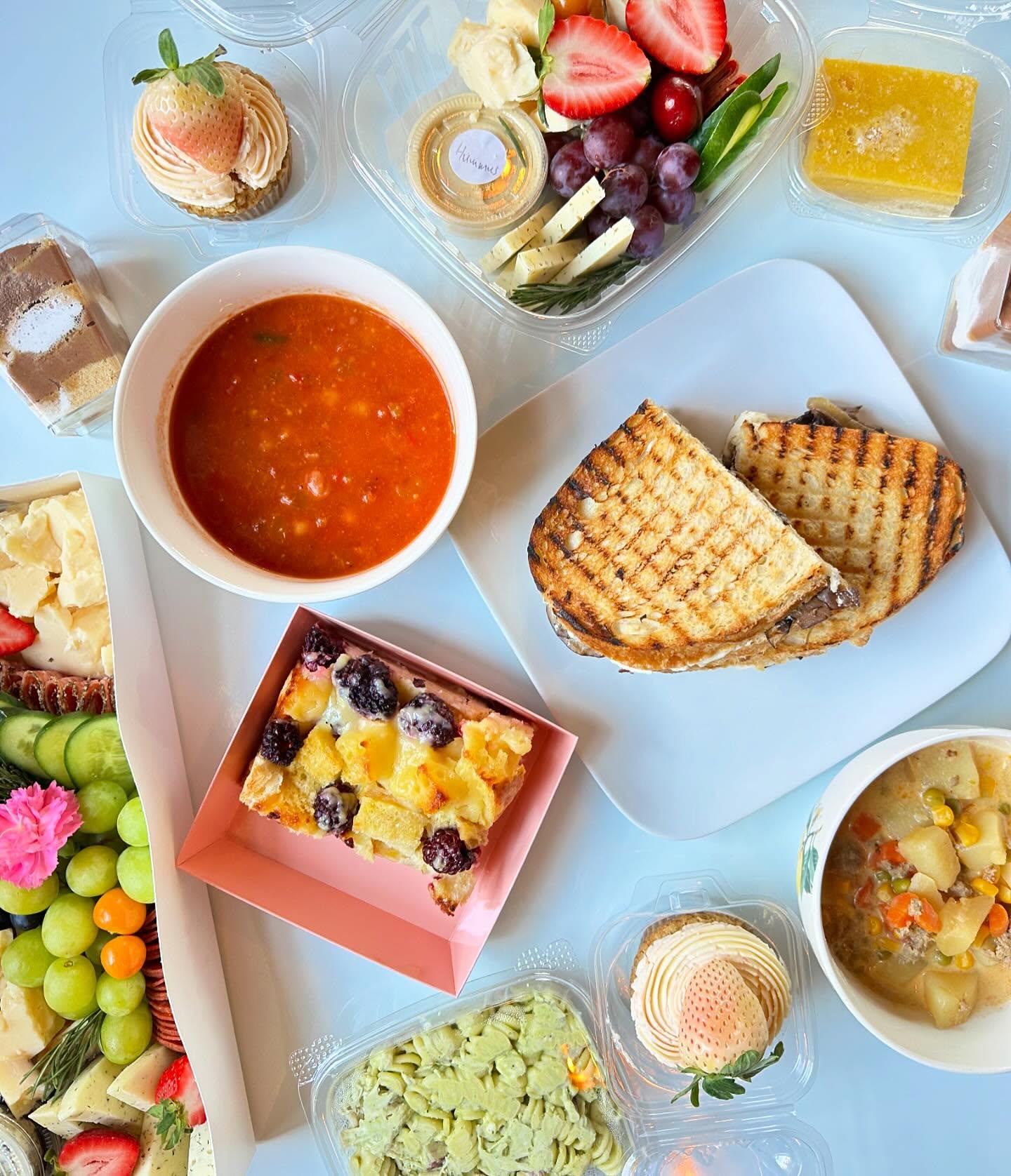 Wednesday Weekly Specials✨
🍋Lemon Bars
🍄🟫Mushroom & Ricotta Panini
🐑Shepard’s Pie Soup
🍅Moroccan Chickpea Soup
🍫S’mores Mousse Cups
& so much more!
Open today 11-4pm🌿